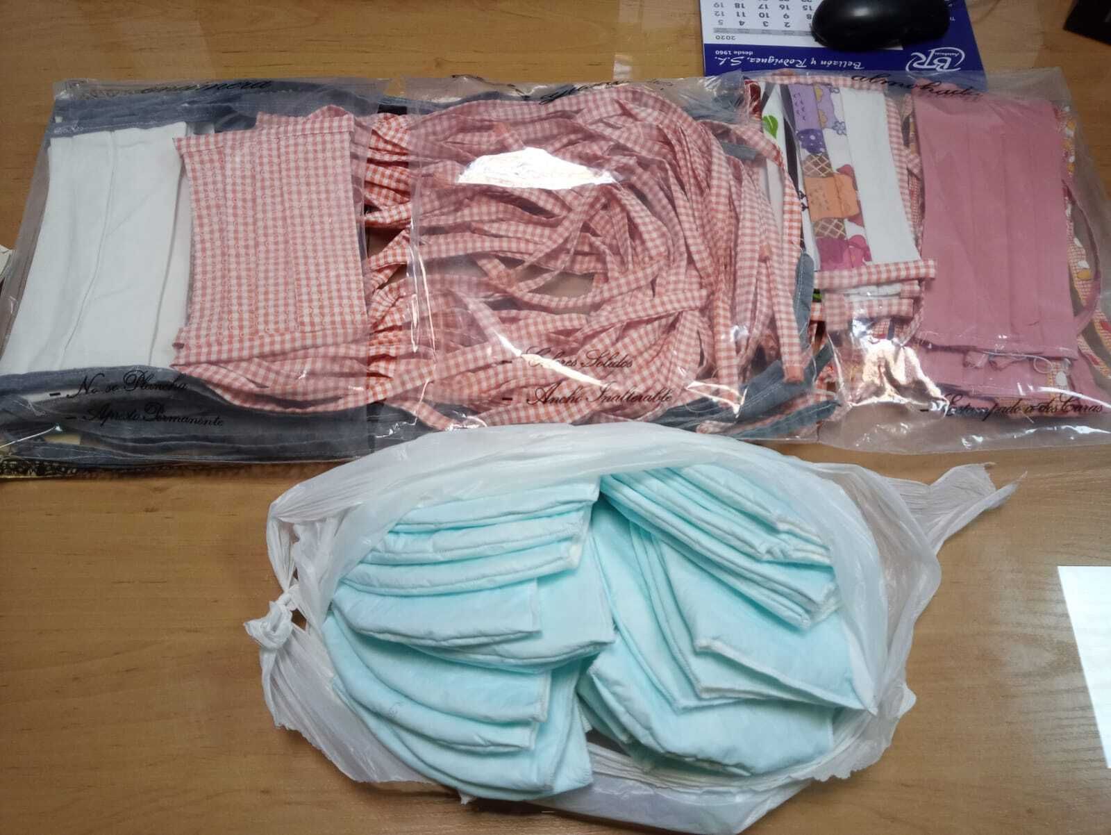 Mascarillas realizadas por particulares y donadas para su reparto entre los cuerpos de seguridad.