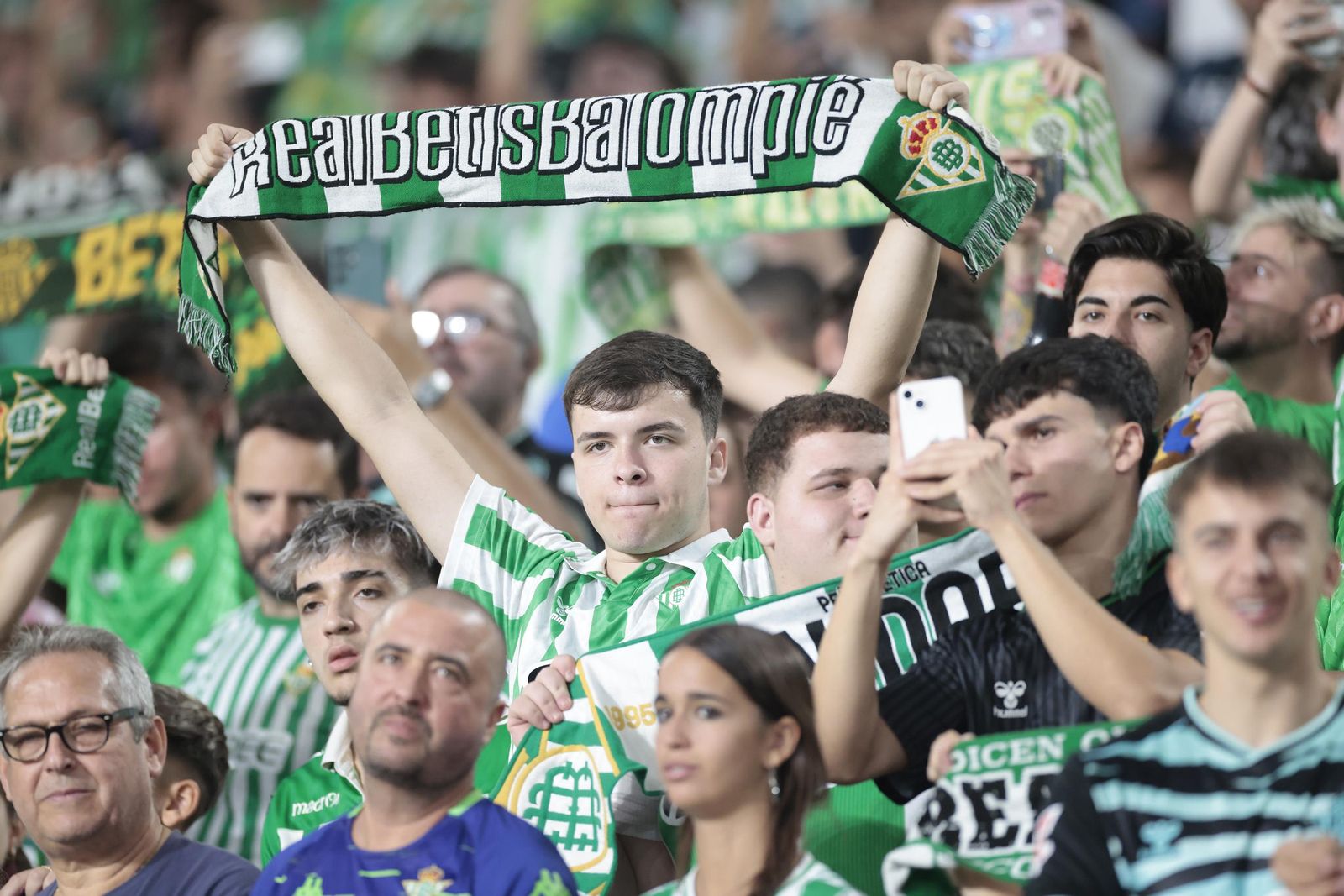 Búscate en las fotos del Betis - Nottingham Forest