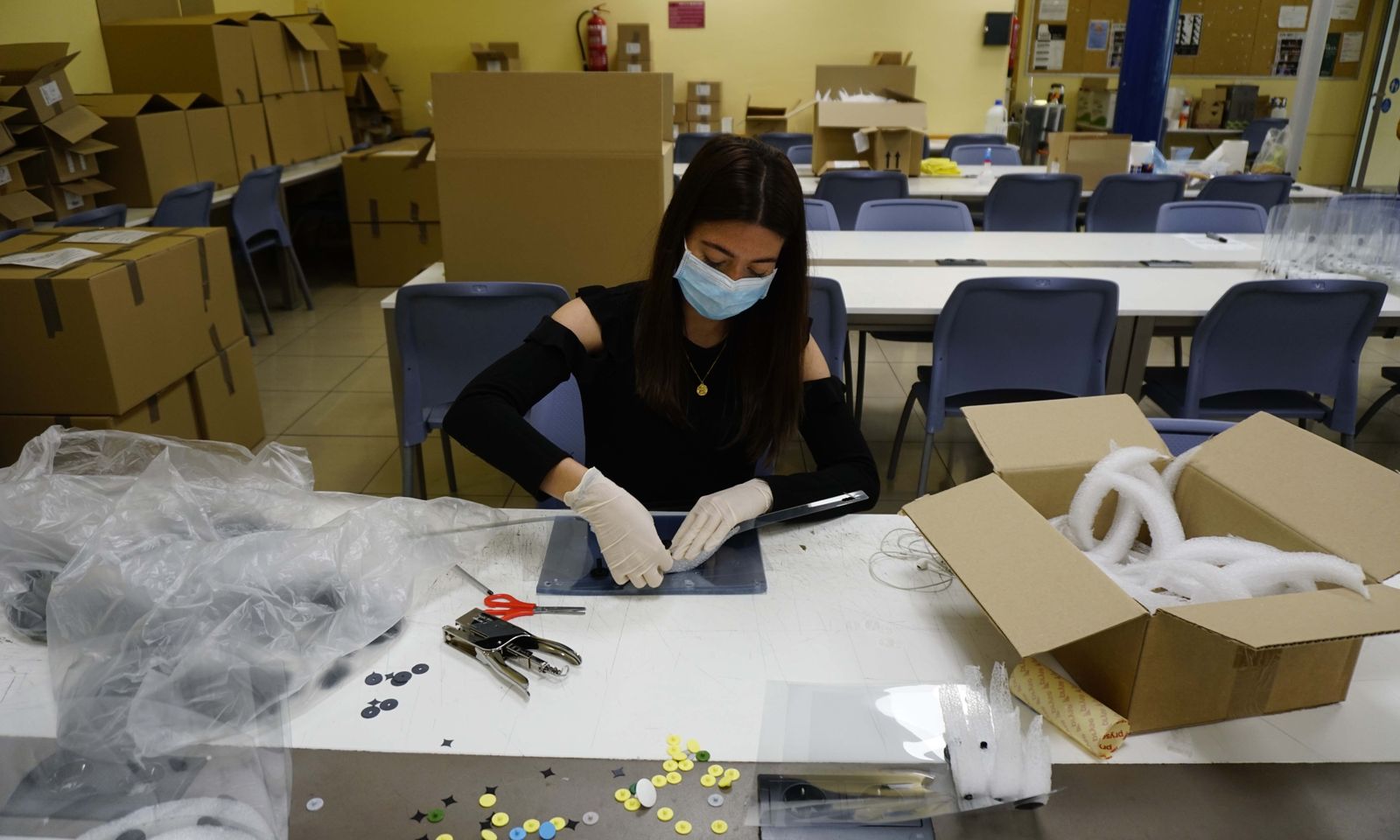 Coronavirus en Sevilla: El Fablab de la Escuela de Arquitectos fabrica mil mascarillas al día.