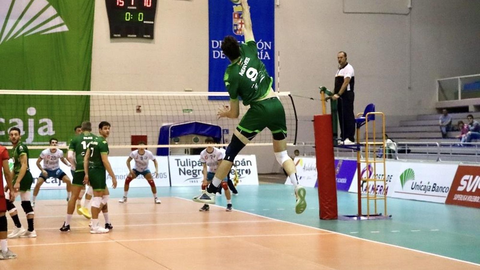 Matt Neaves en acción en el duelo frente a los alicantinos