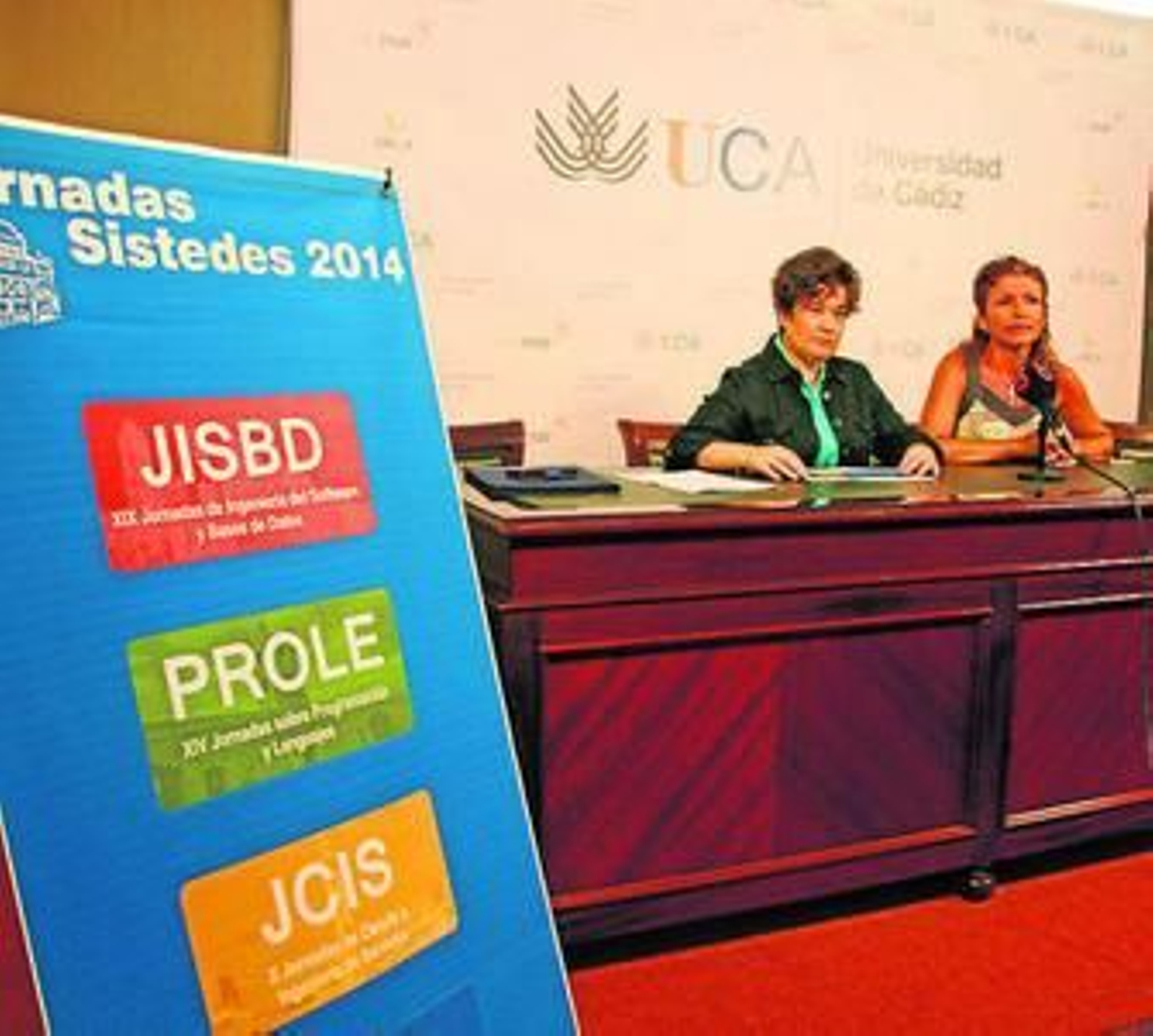 Carmen García y Mercedes Ruiz durante la presentación.