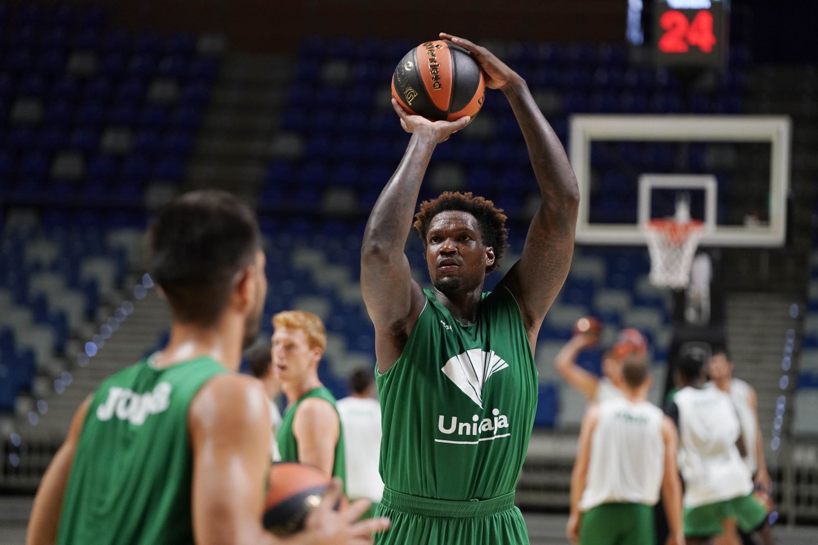 Deon Thompson lanza a canasta en un entrenamiento de esta pretemporada.