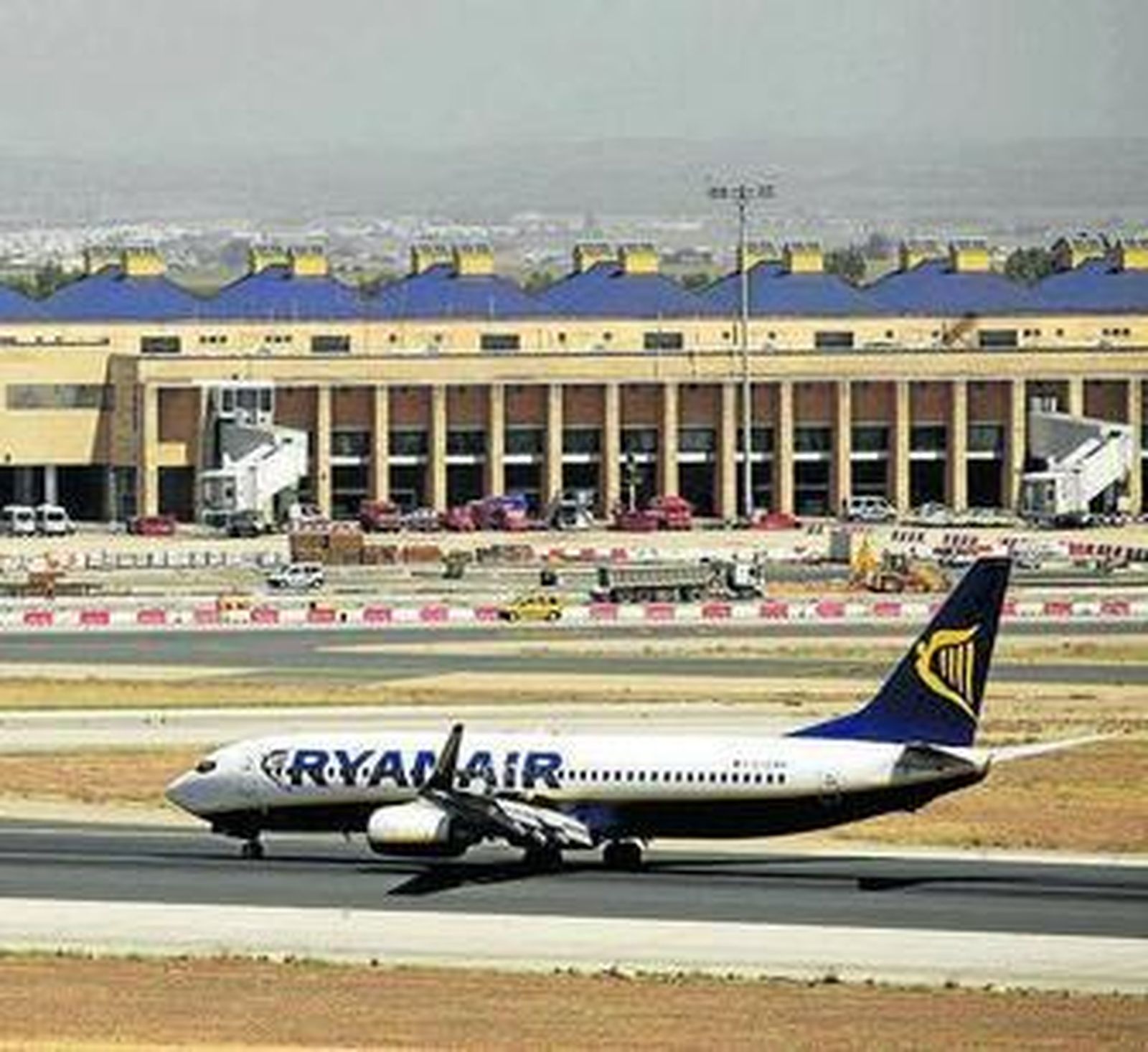 Un tren de Cercanías pasa por el Palacio de Congresos.
