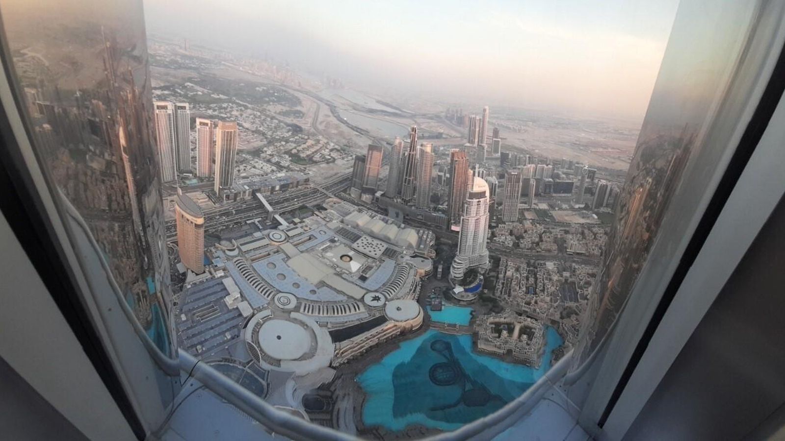Vista desde el piso más alto del Burj Khalifa de Dubai Vista desde el piso más alto del Burj Khalifa de Dubai
