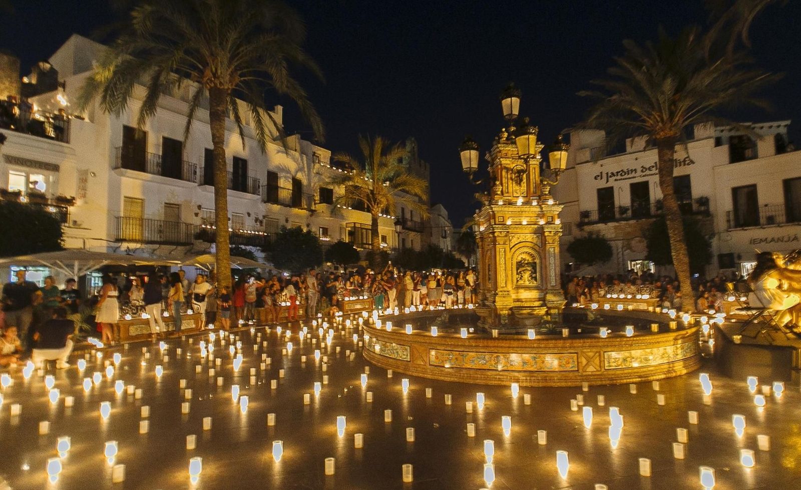 La Plaza de España de Vejer iluminada por cientos de velas