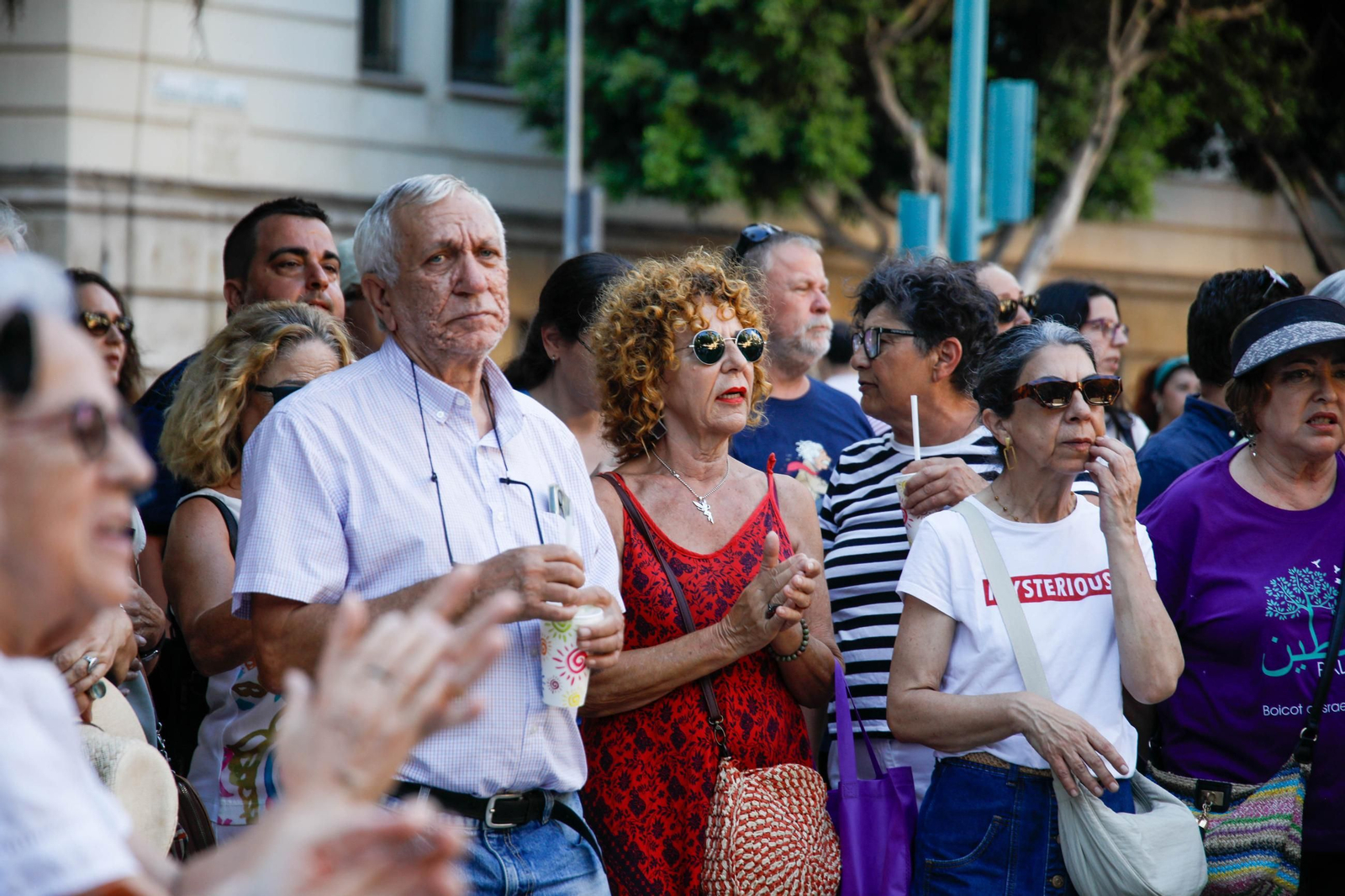 Las imágenes del minuto de silencio en el Mirador de la Rambla por la mujer asesinada en Almería