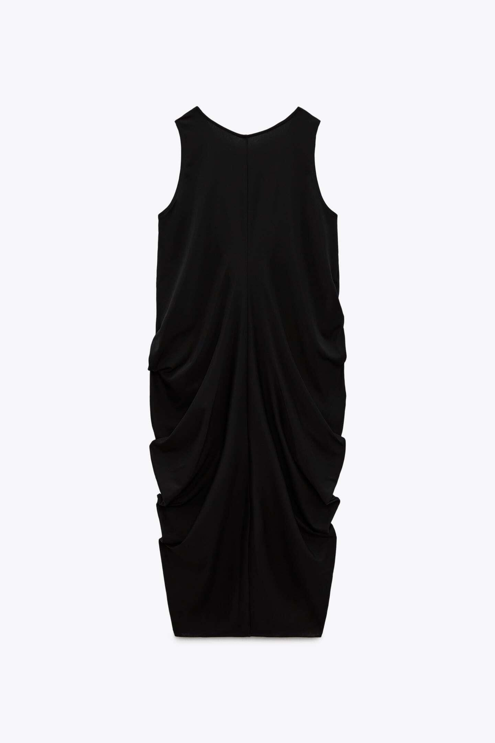 Vestido negro drapeado de Zara. Vestido negro drapeado de Zara.