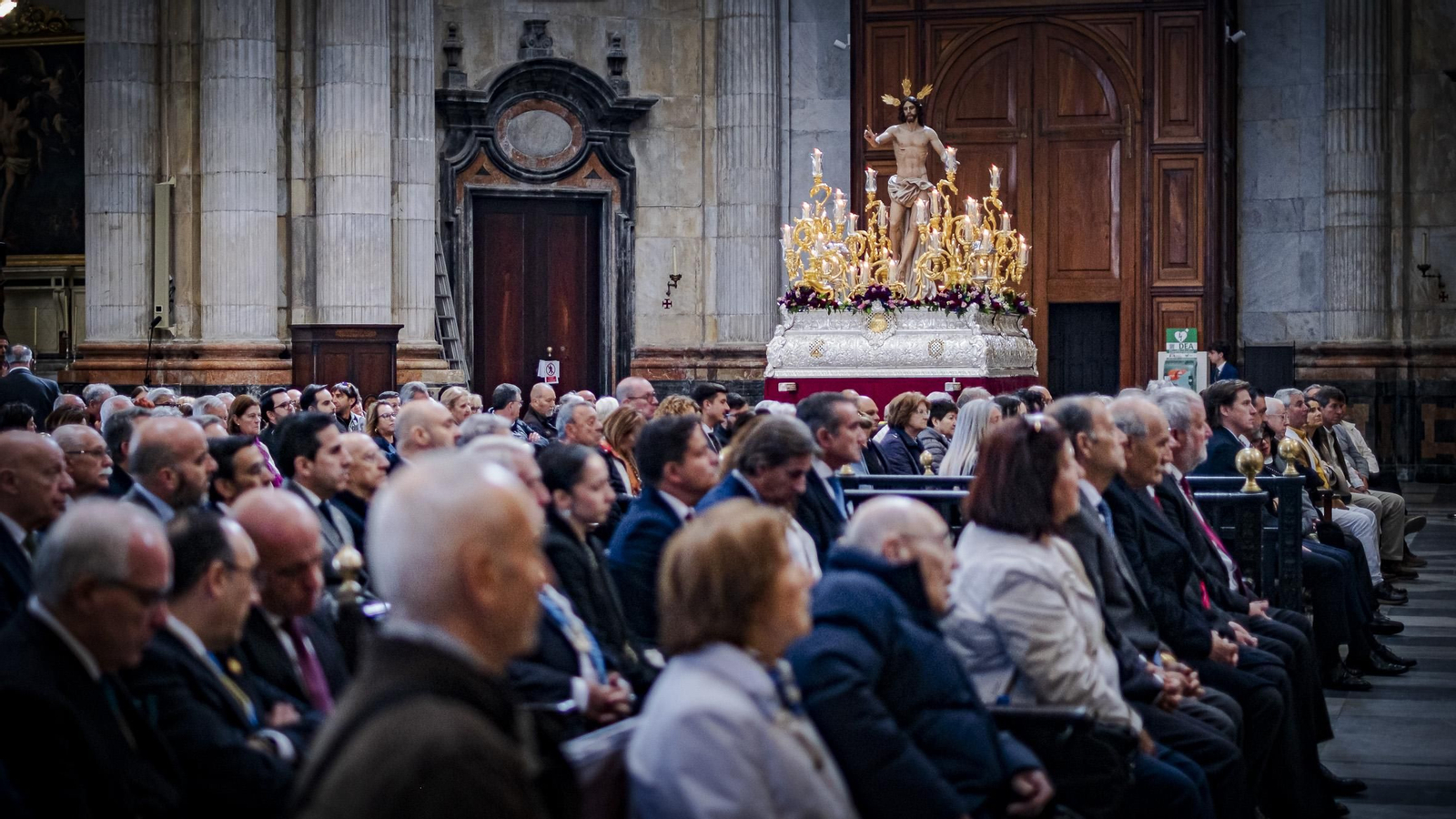 Las imágenes del Pontifical y salida del Resucitado de Catedral en la Semana Santa de Cádiz 2025