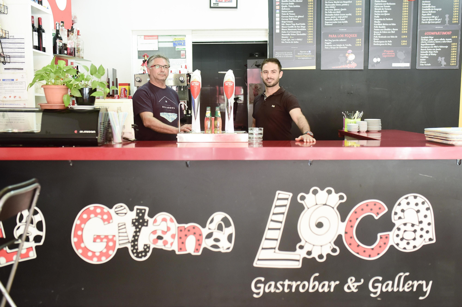 Alejandro Couñago, junto a su padre, en el local de La Gitana Loca en la calle Manuel Fuentes Bocanegra.