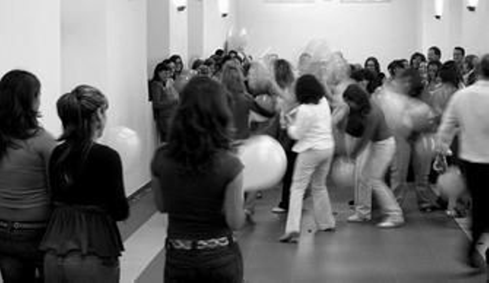 Jóvenes se pelean con globos en una clase de risoterapia durante los pasados Cursos de Otoño.