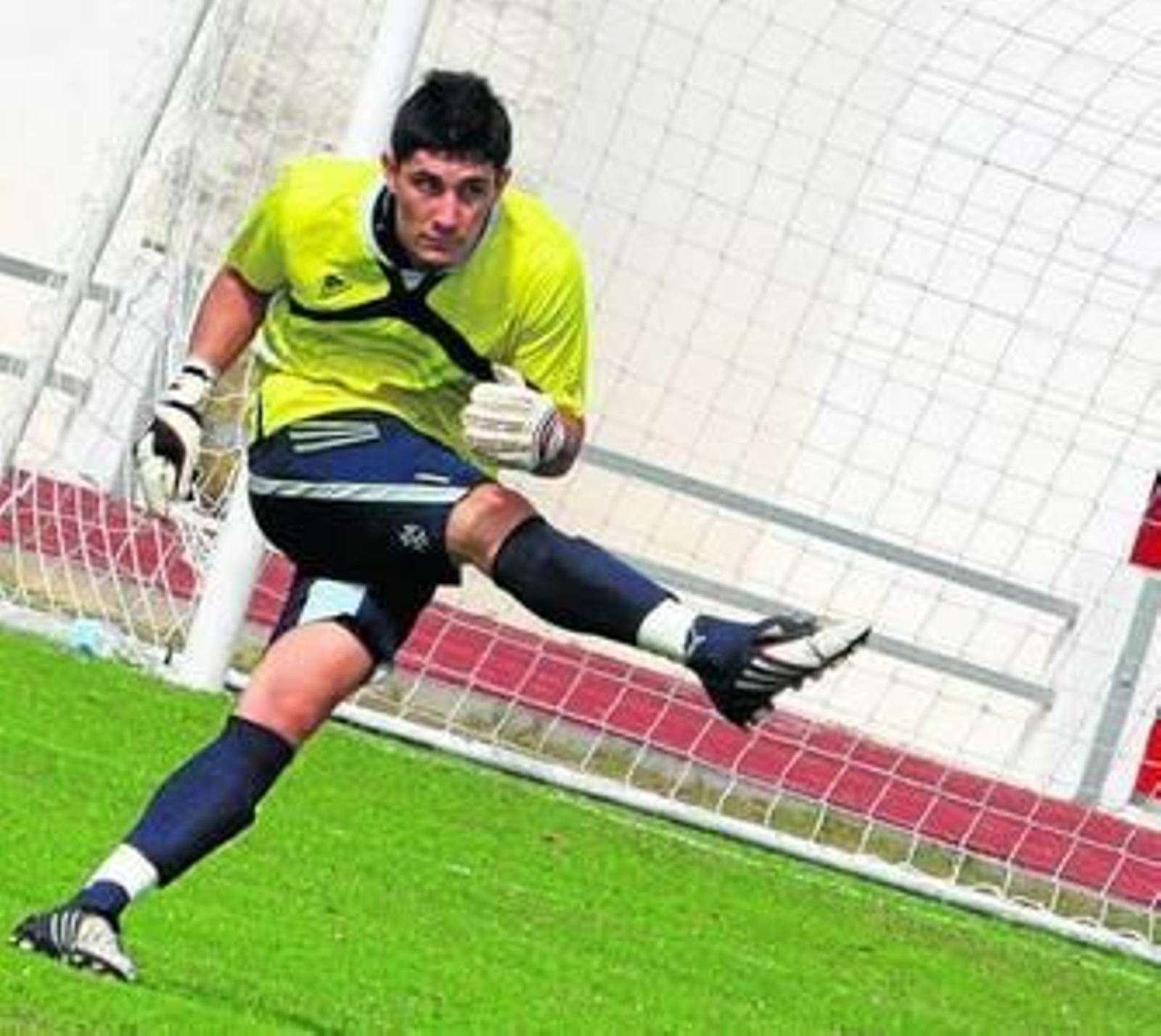 El meta Isaac, uno de los jugadores más cotizados del San Roque.