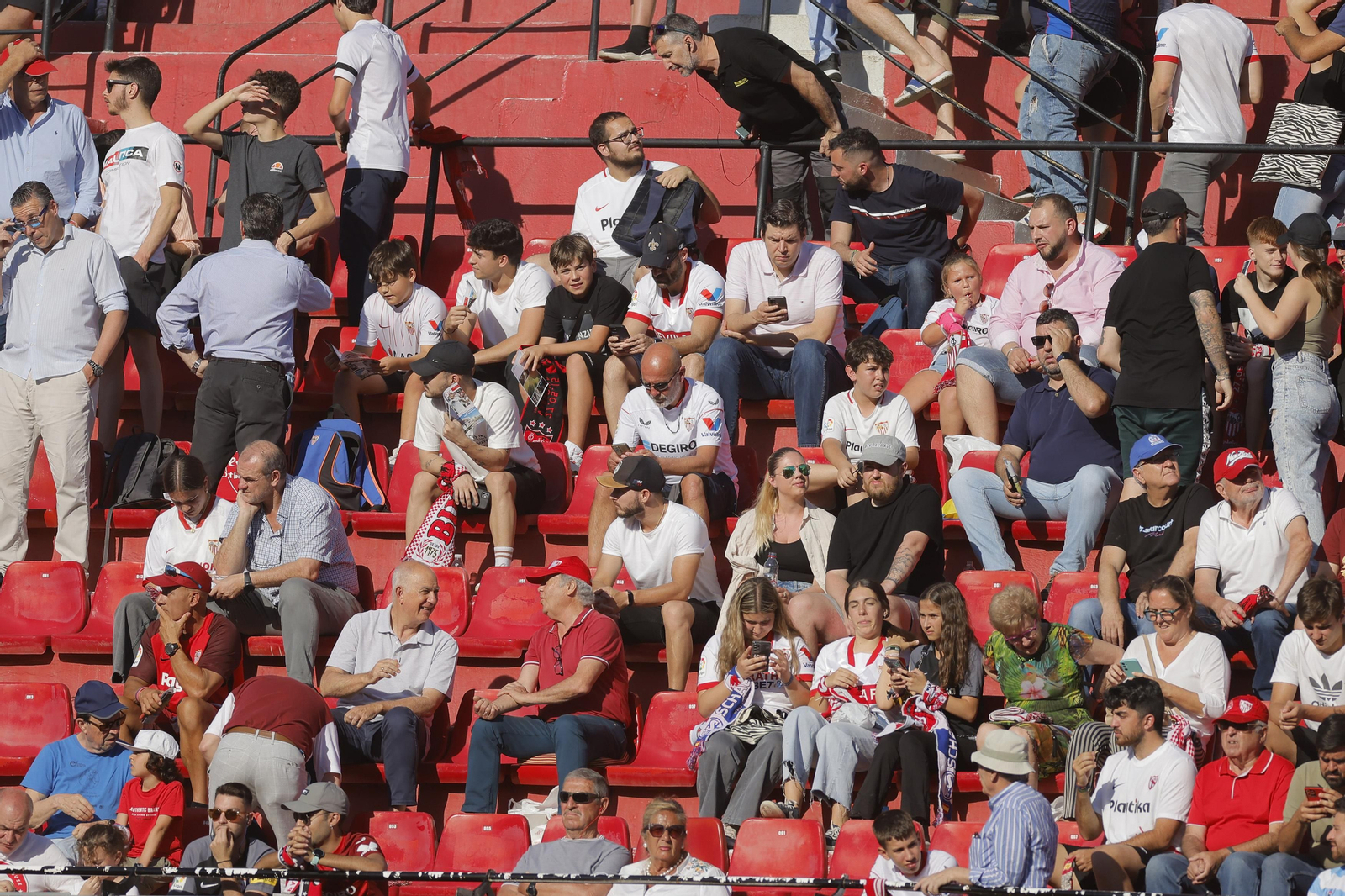 Búscate en las fotos del Sevilla-Español