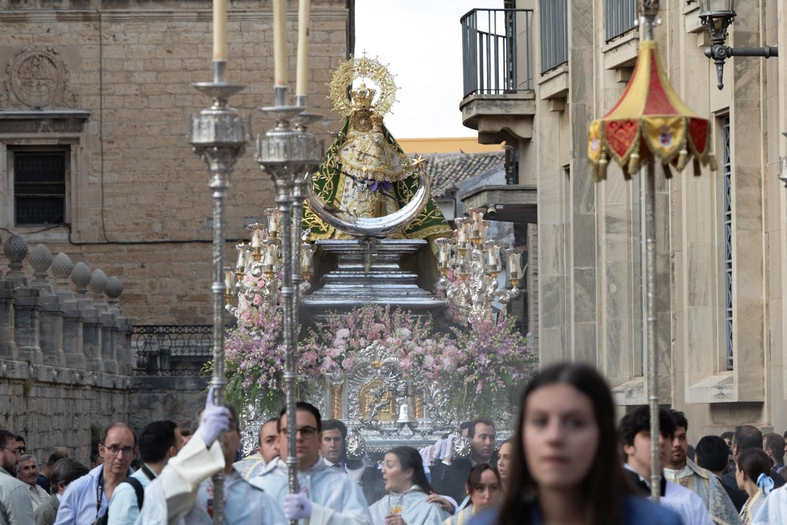 Así ha procesionado la Virgen de la Capilla por Jaén en su día grande.