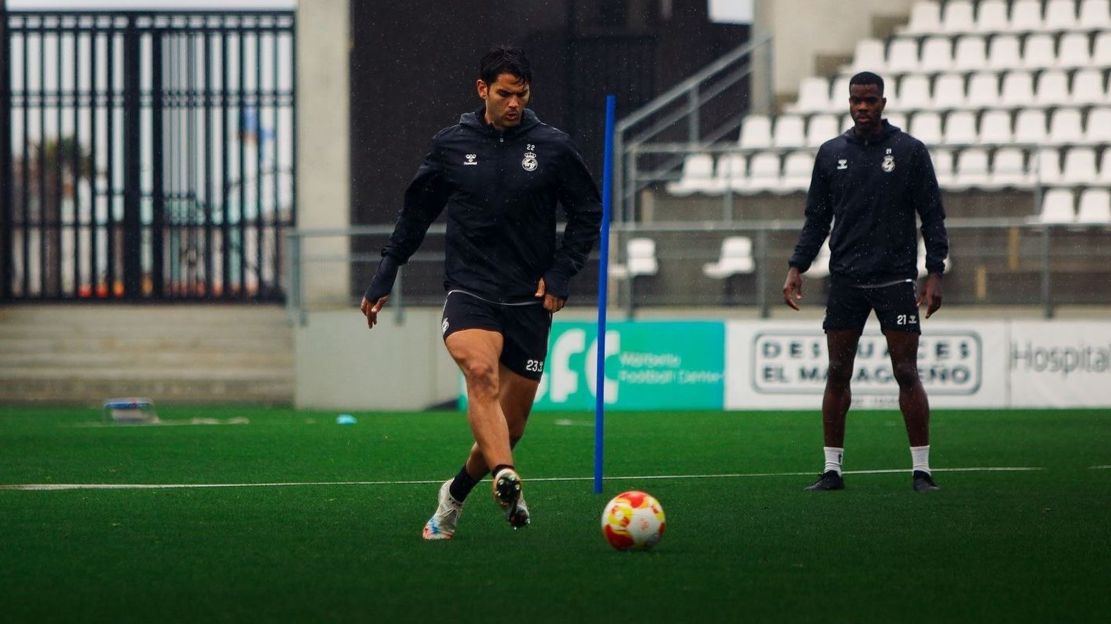 Julio Algar, el único que tiene el puesto asegurado ante el Central, durante un entrenamiento