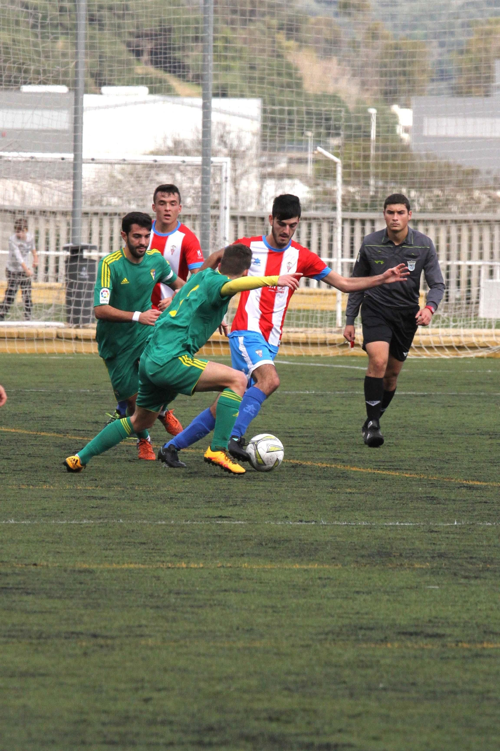 Un jugador albirrojo conduce el balón, ayer en La Menacha.