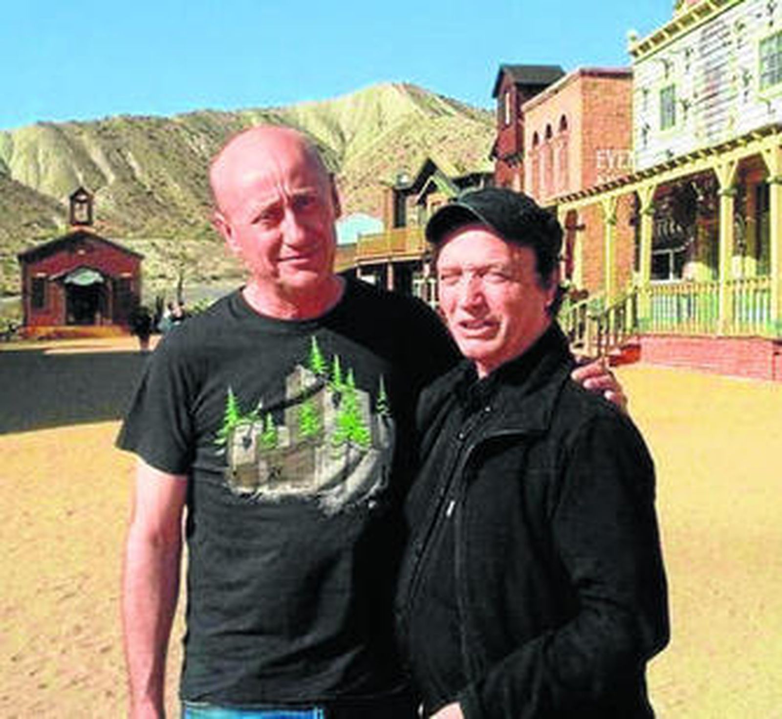 José María Rodríguez, director del poblado con Kurt Savoy.