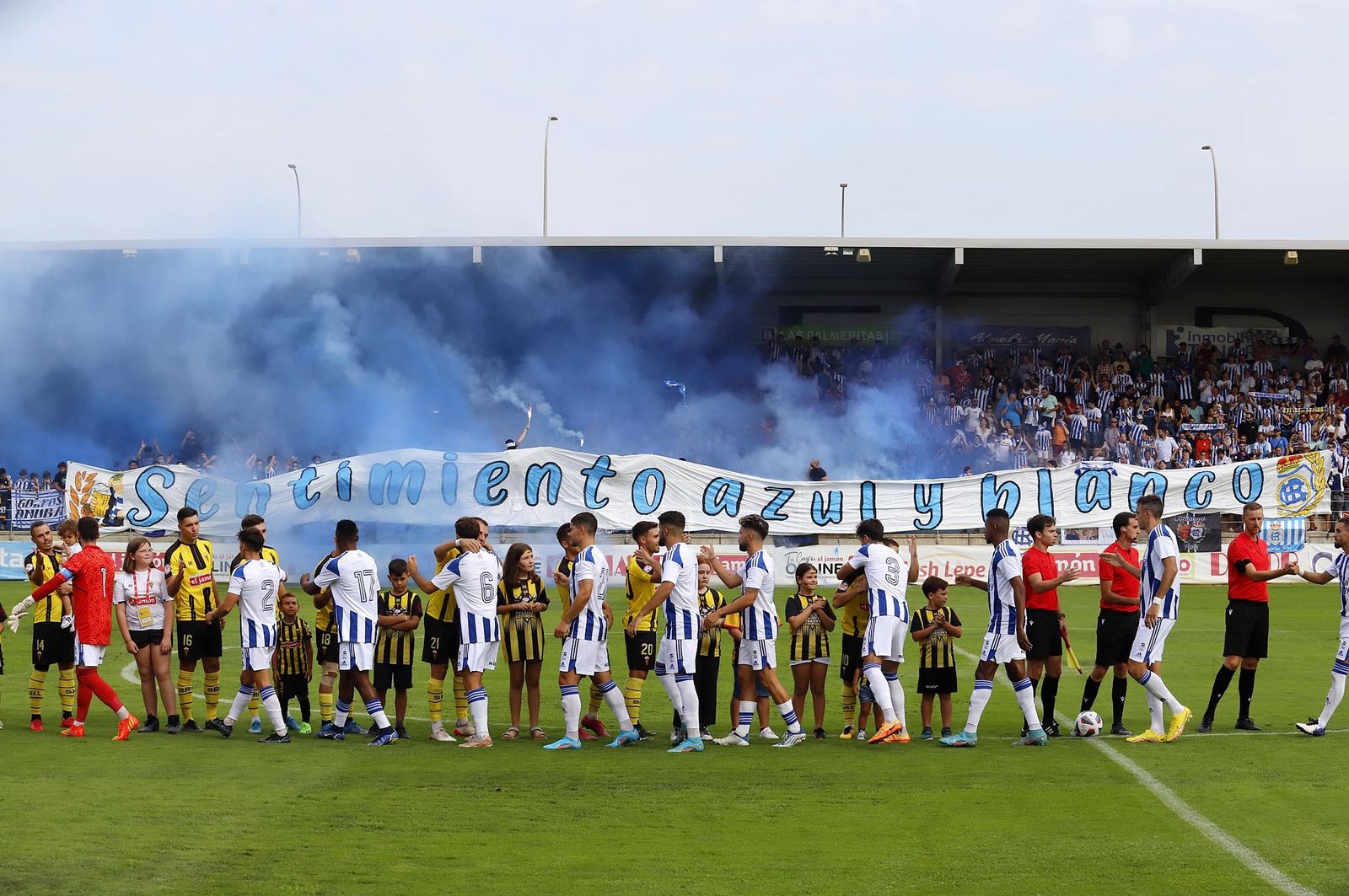 Afición del Recreativo en el duelo contra el San Roque de Lepe.