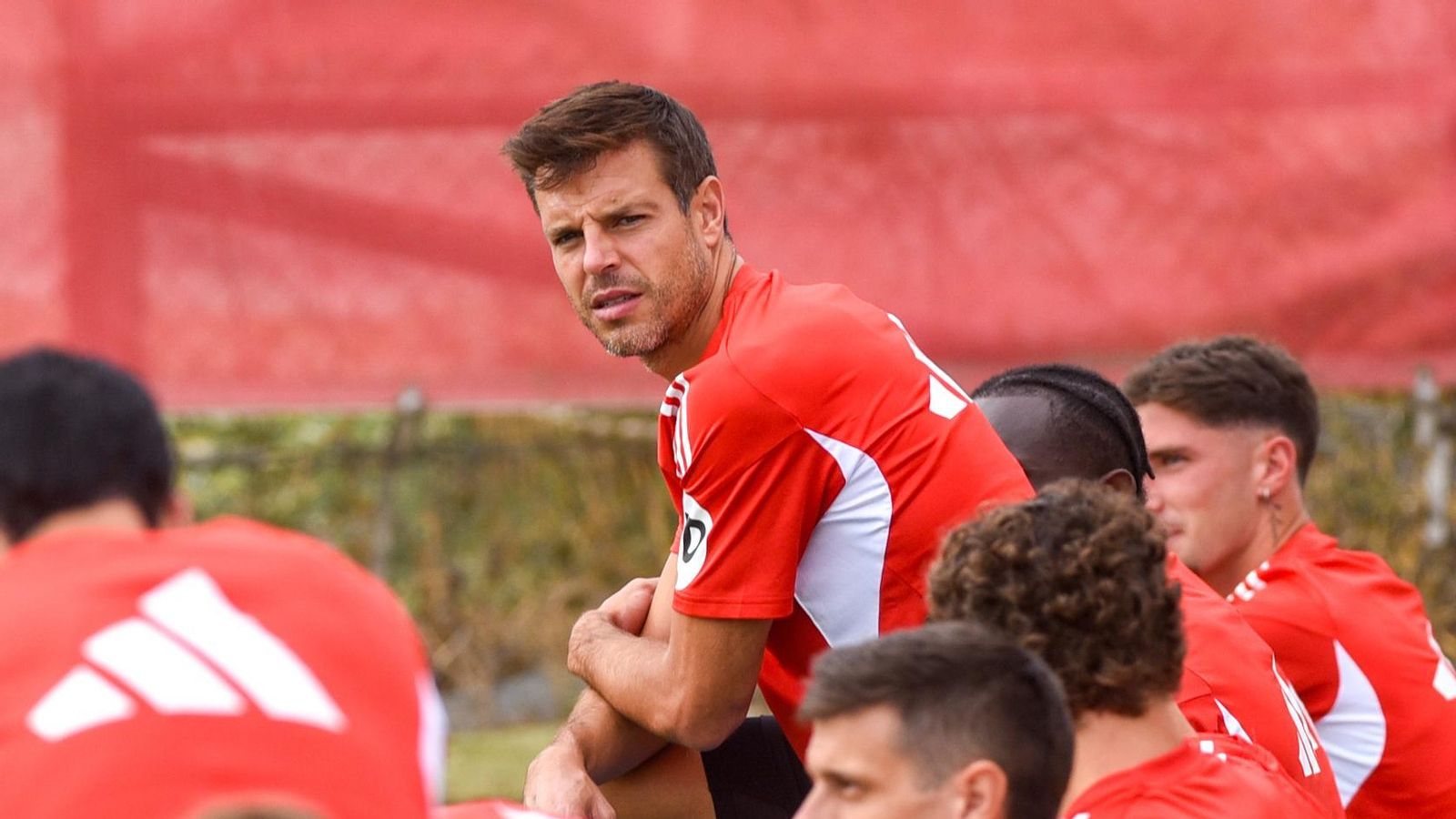 Azpilicueta, que podría repetir titularidad, mira a la cámara entre un grupo de compañeros.