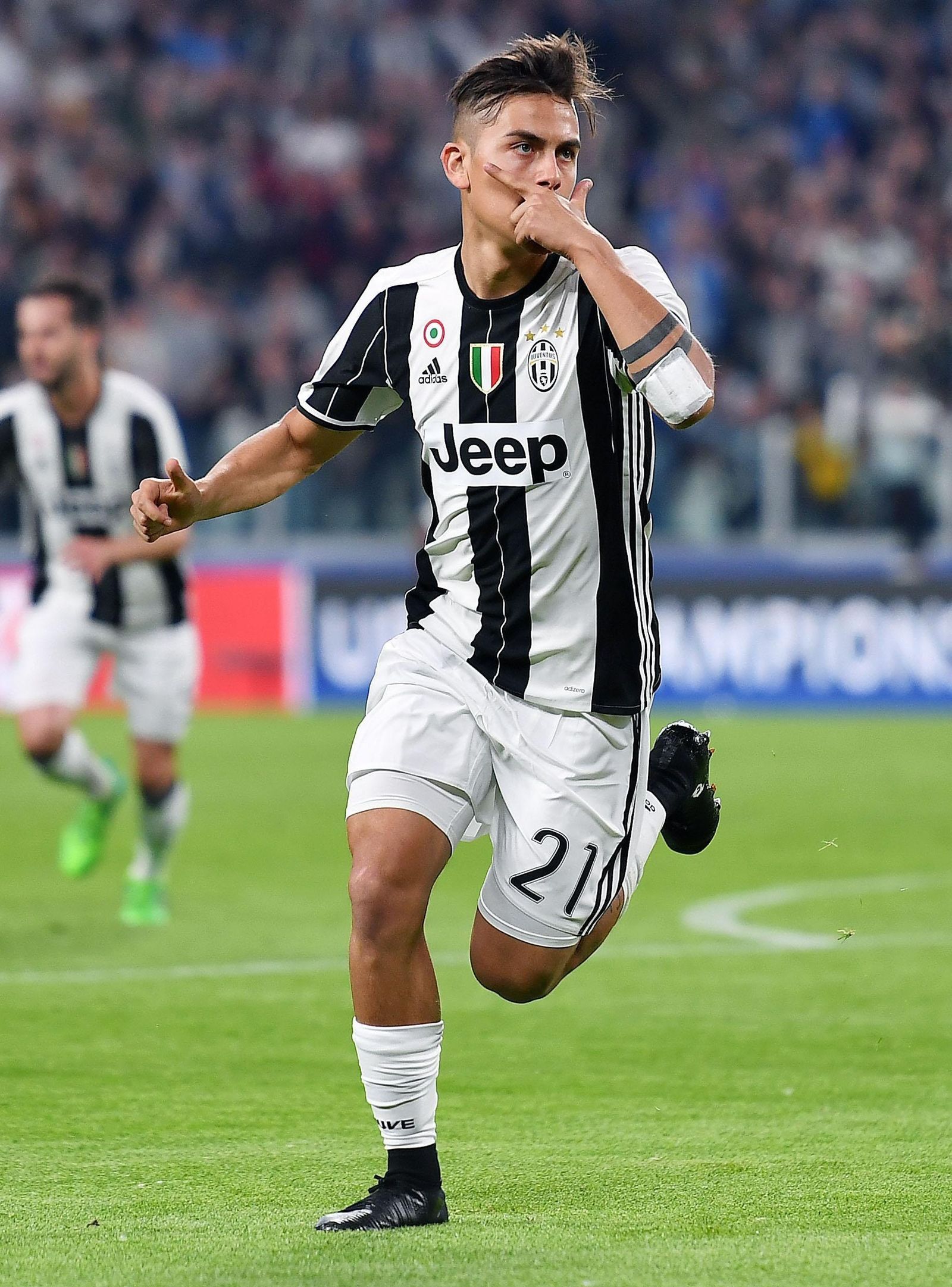 Dybala celebra un gol al Barça.