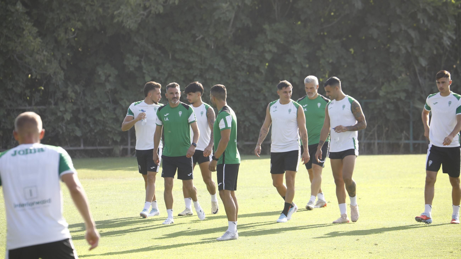 Iván Ania dialoga con Pablo Gutiérrez durante un entrenamiento.