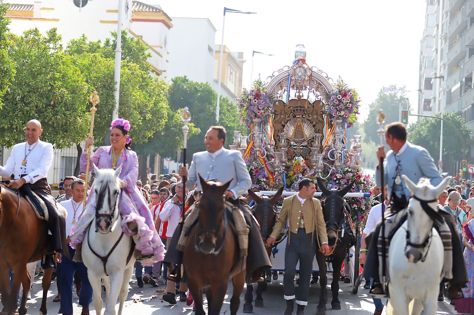 El Rocío 2023: Imágenes de la Hermandad de Emigrantes en su salida de Huelva