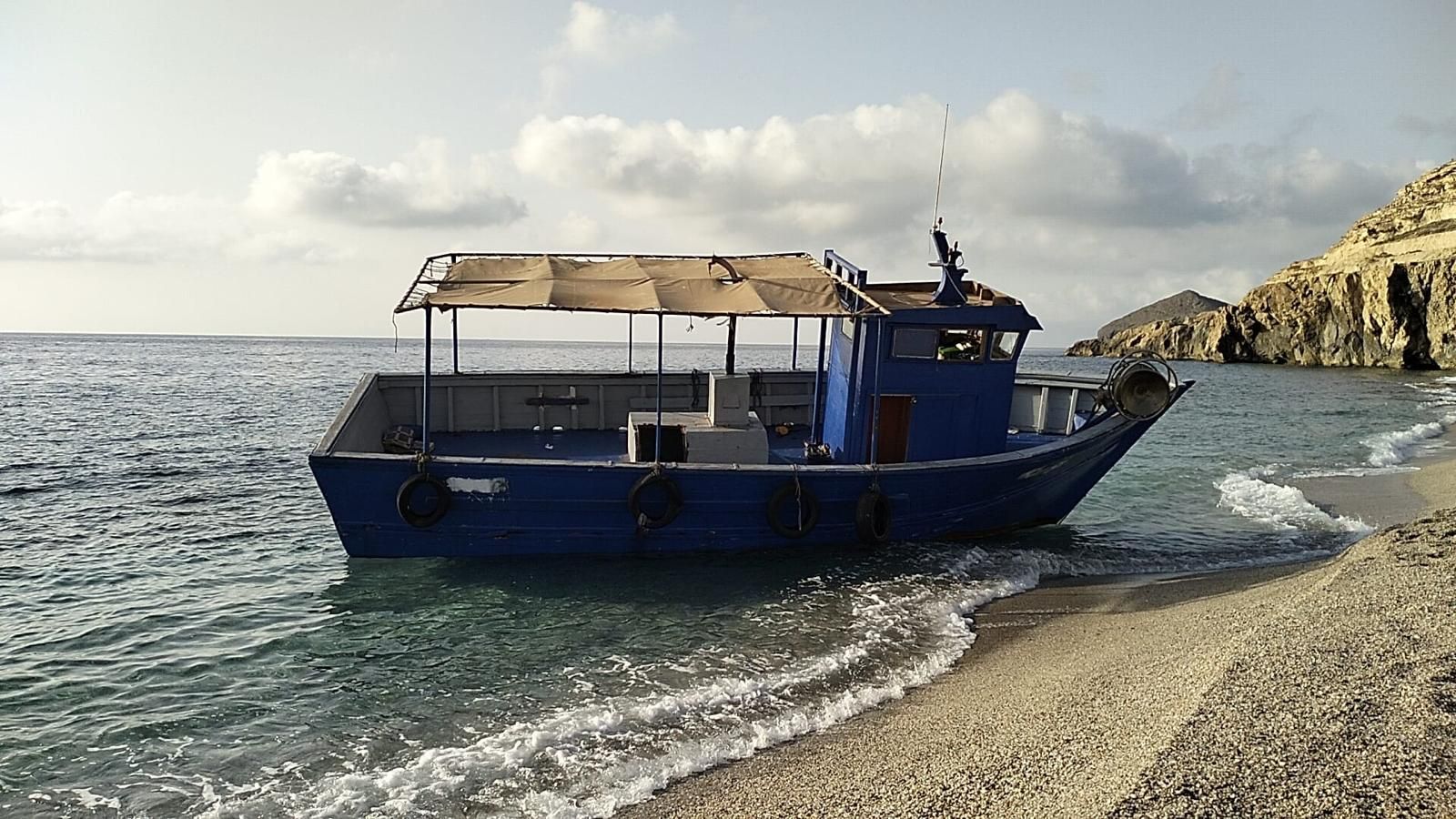 El barco, tras su llegada a la playa del Corral.