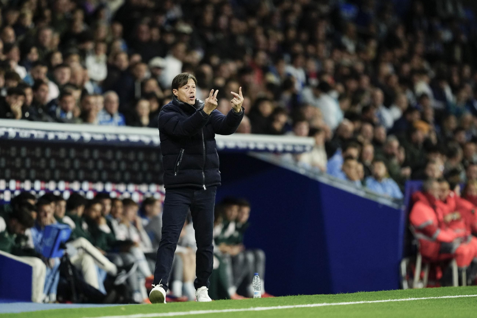 Matías Almeyda da instrucciones en la banda.