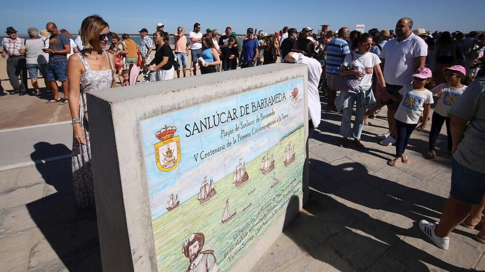 El monolito conmemorativo del V Centenario de la Primera Vuelta al Mundo ubicado en el Paseo Marítimo de Sanlúcar, el pasado 6 de septiembre.