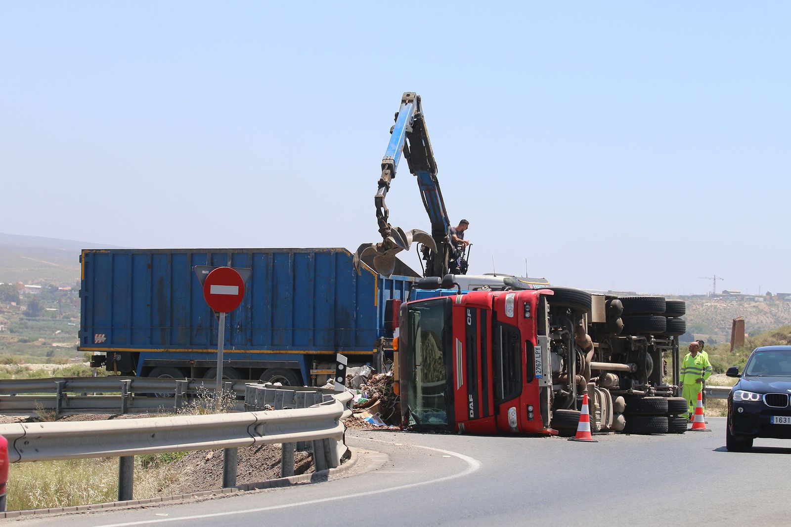 Vuelca un camión en la rotonda de la fábrica de Briseis