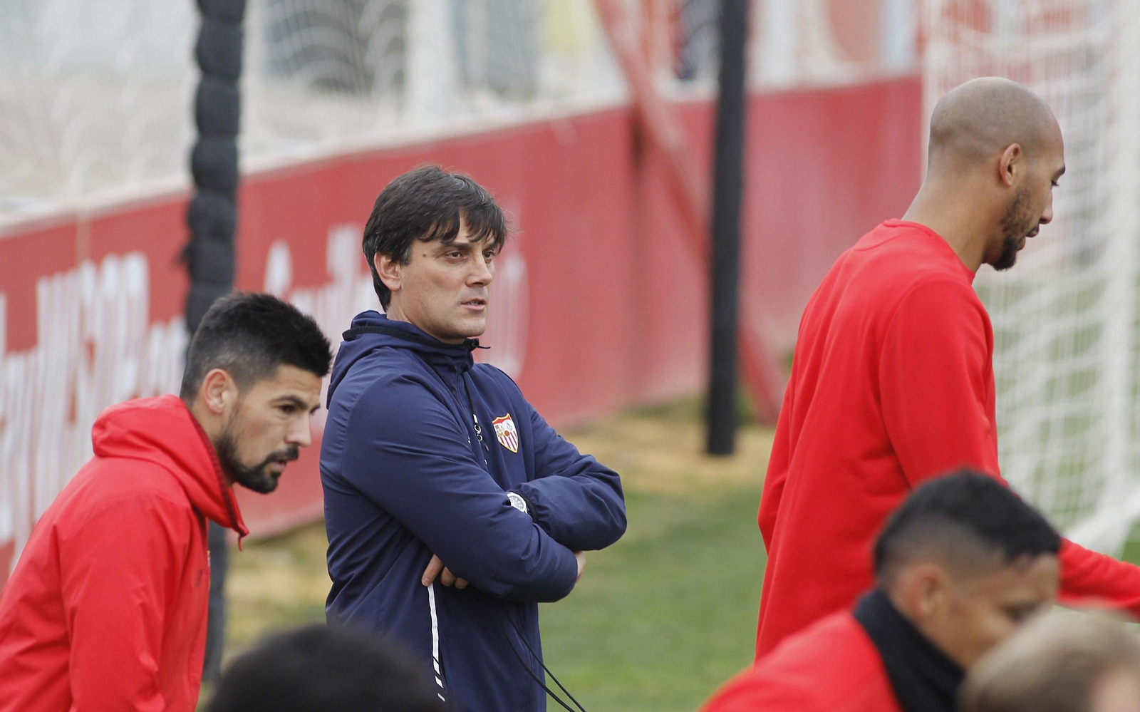 Montella observa un entrenamiento en la ciudad deportiva