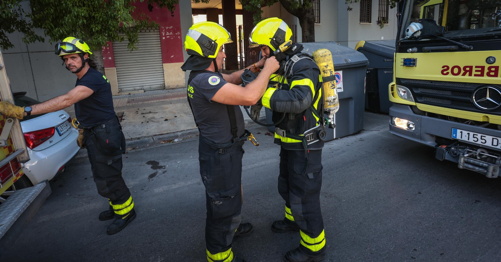 Imágenes de la intervención en un incendio en García Figueras en Jerez