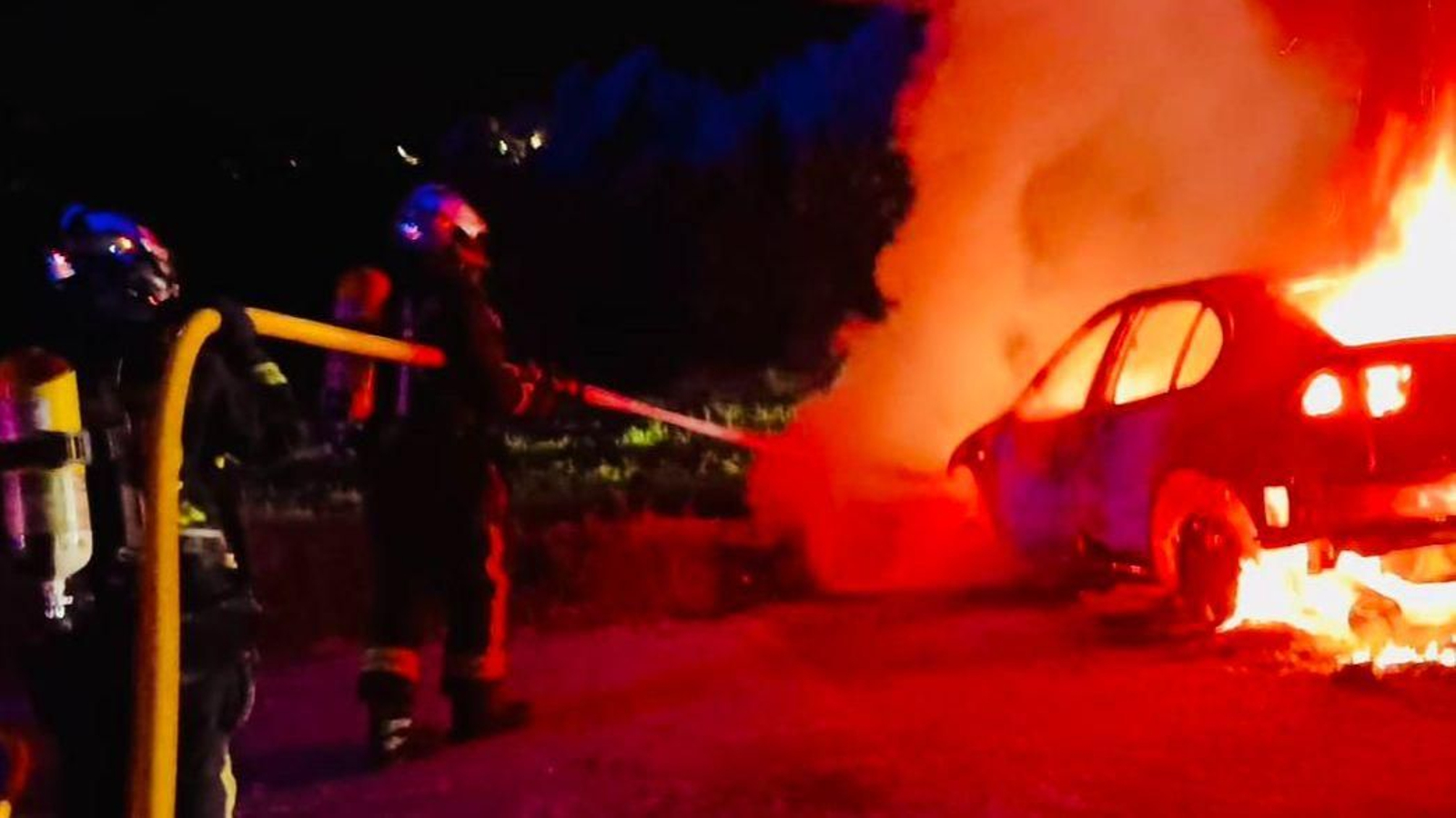 Imagen de archivo de los Bomberos de Jaén apagando las llamas de un vehículo.