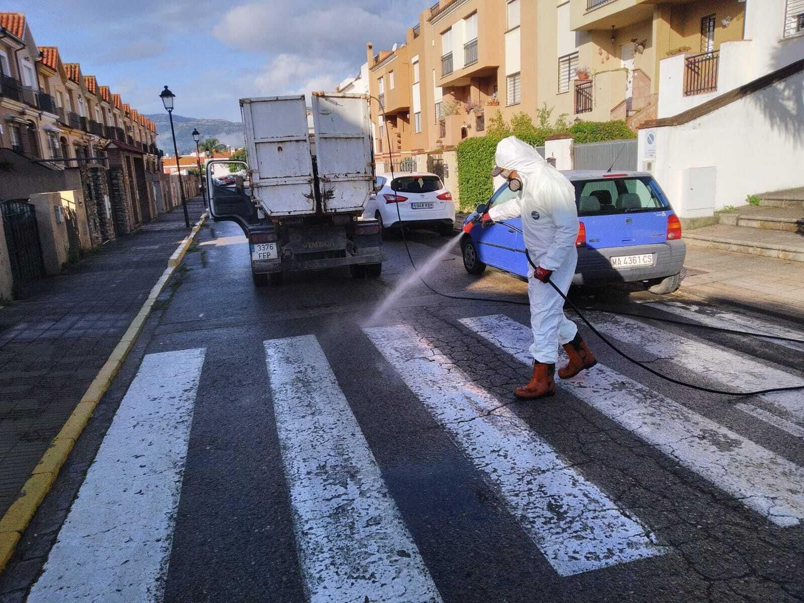 Tareas de desinfección en una calle de Los Barrios.