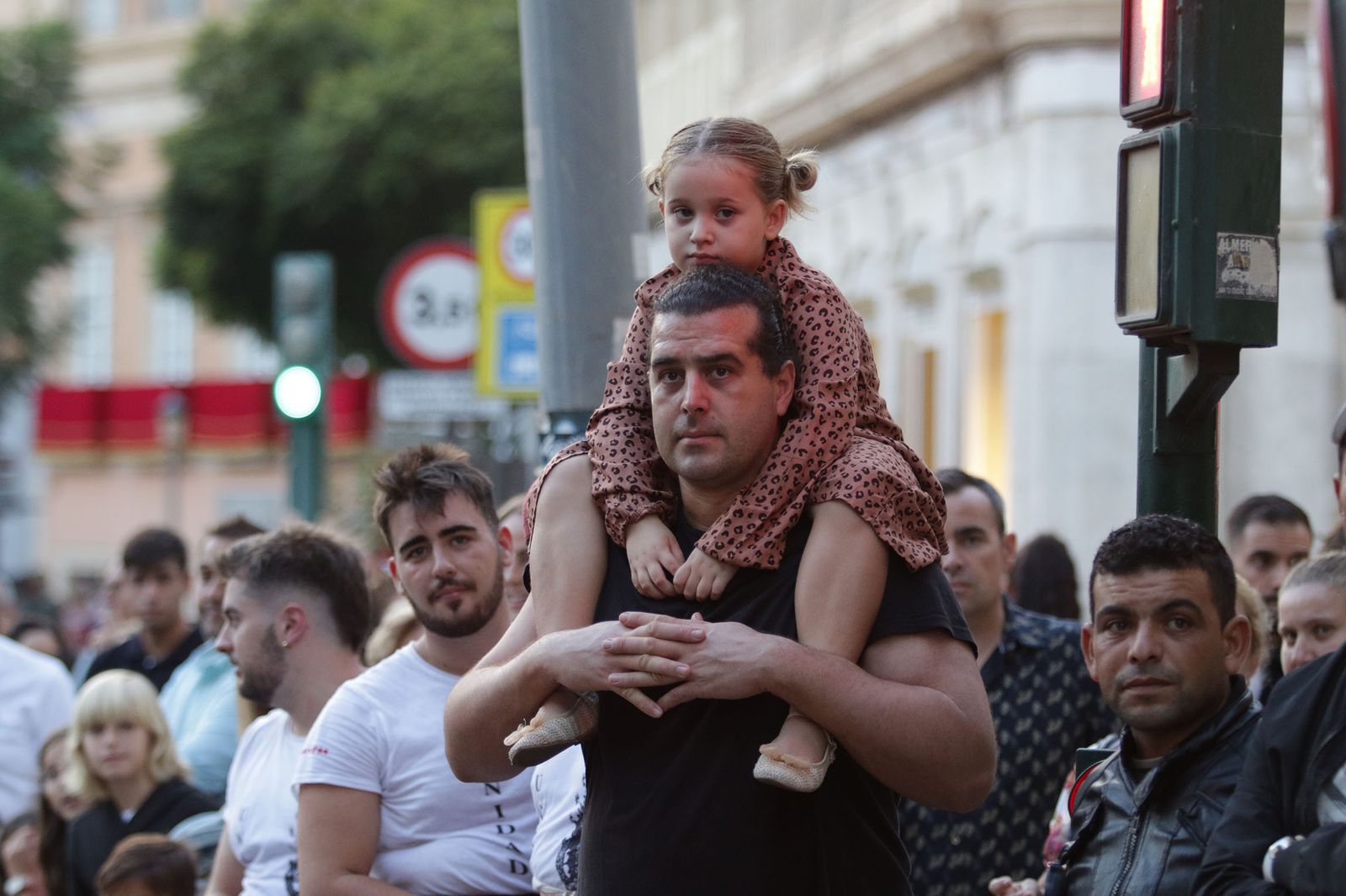 Imágenes de La Magna por las calles de Almería