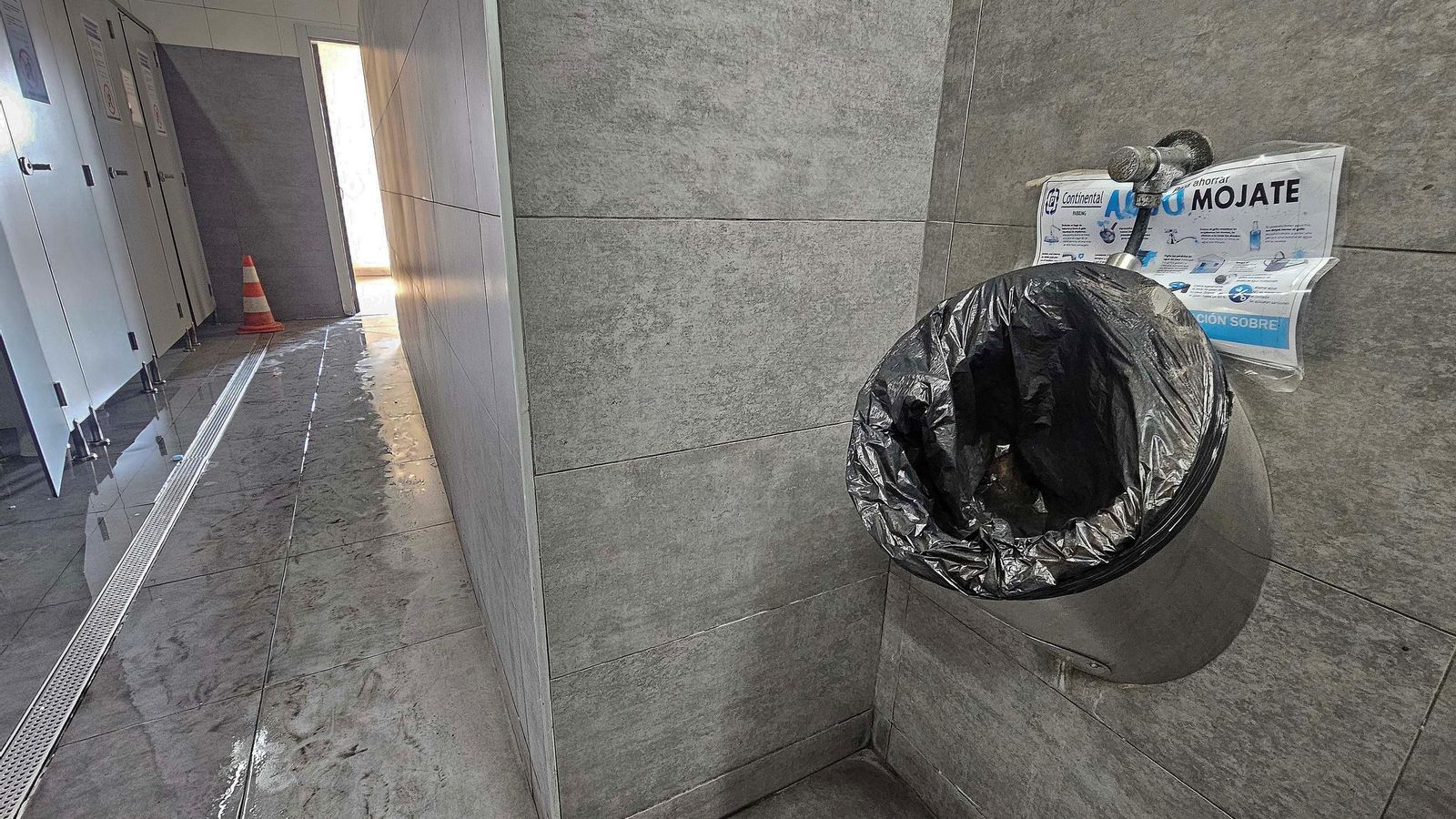 Un urinario inutilizado por avería.
