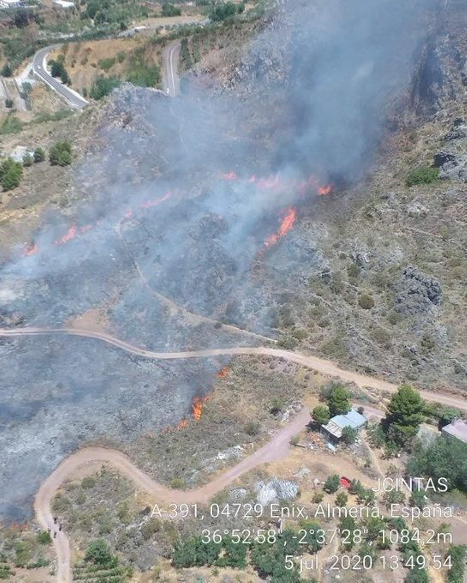 Imagen aérea del incendio forestal declarado en Enix hace unas horas.