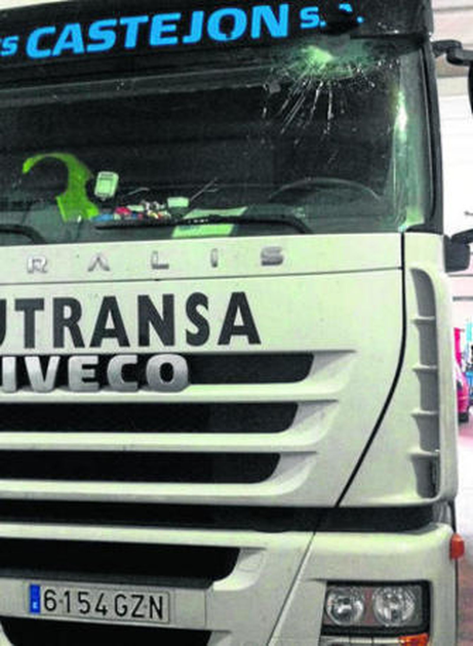 El camión apedreado, con el impacto en la zona del conductor.