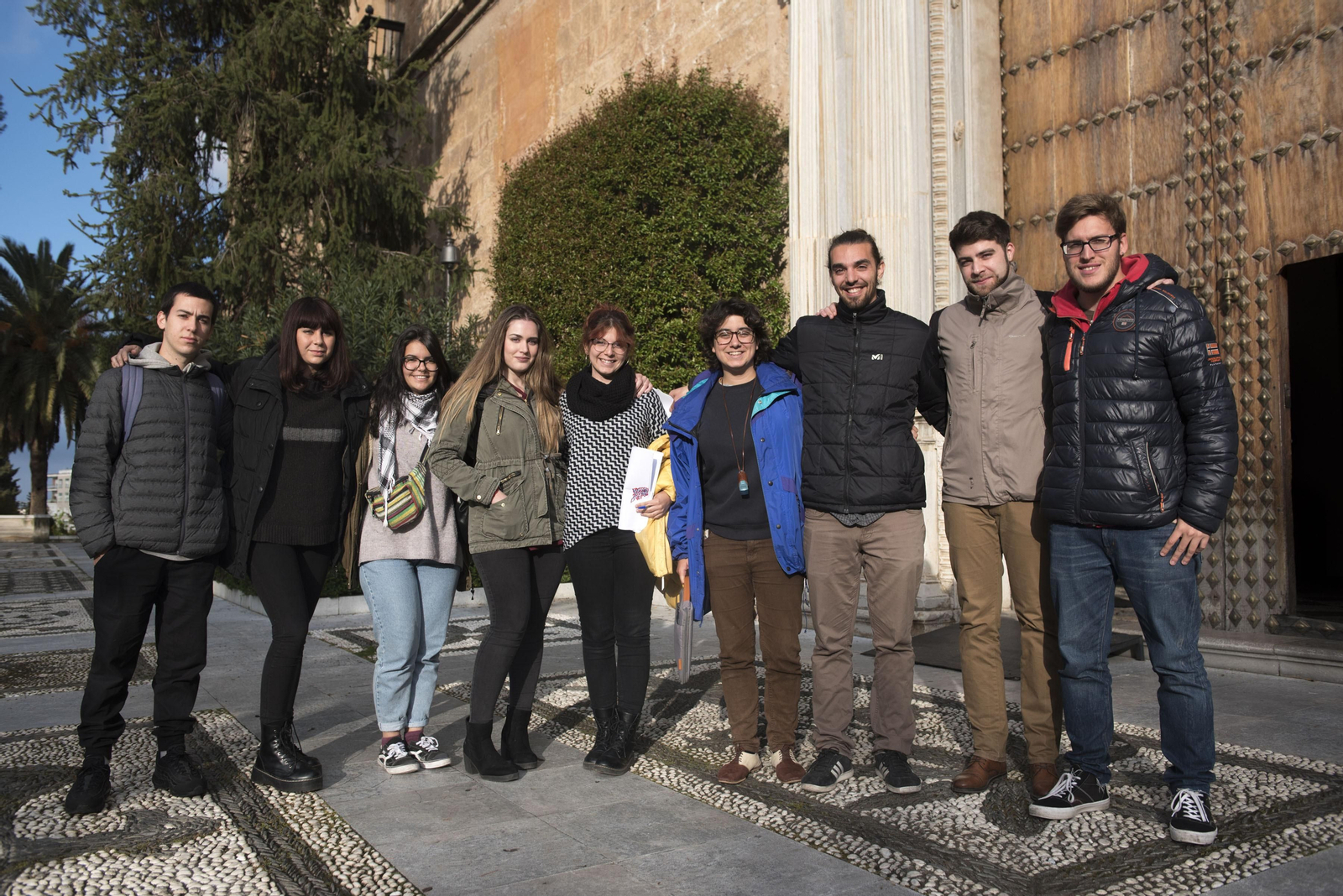 Estudiantes tras la reunión con la rectora, Pilar Aranda.