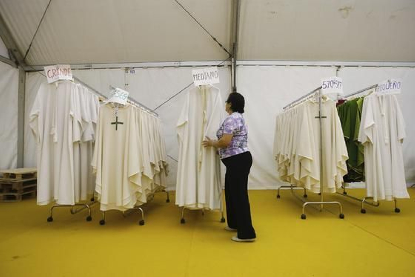 Miles de personas acuden al acto de beatificación de Fray Leopoldo en la base aérea de Armilla. / Patri Díez