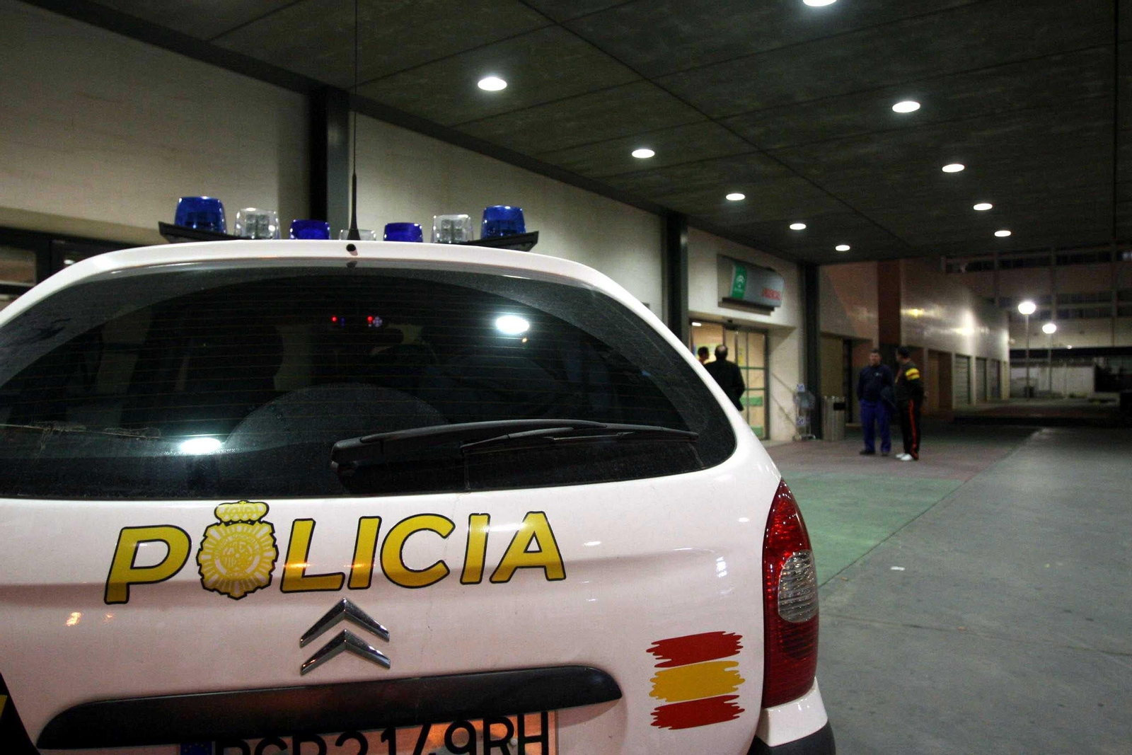 Un coche policial en las Urgencias del Reina Sofía de Córdoba. Un coche policial en las Urgencias del Reina Sofía de Córdoba.