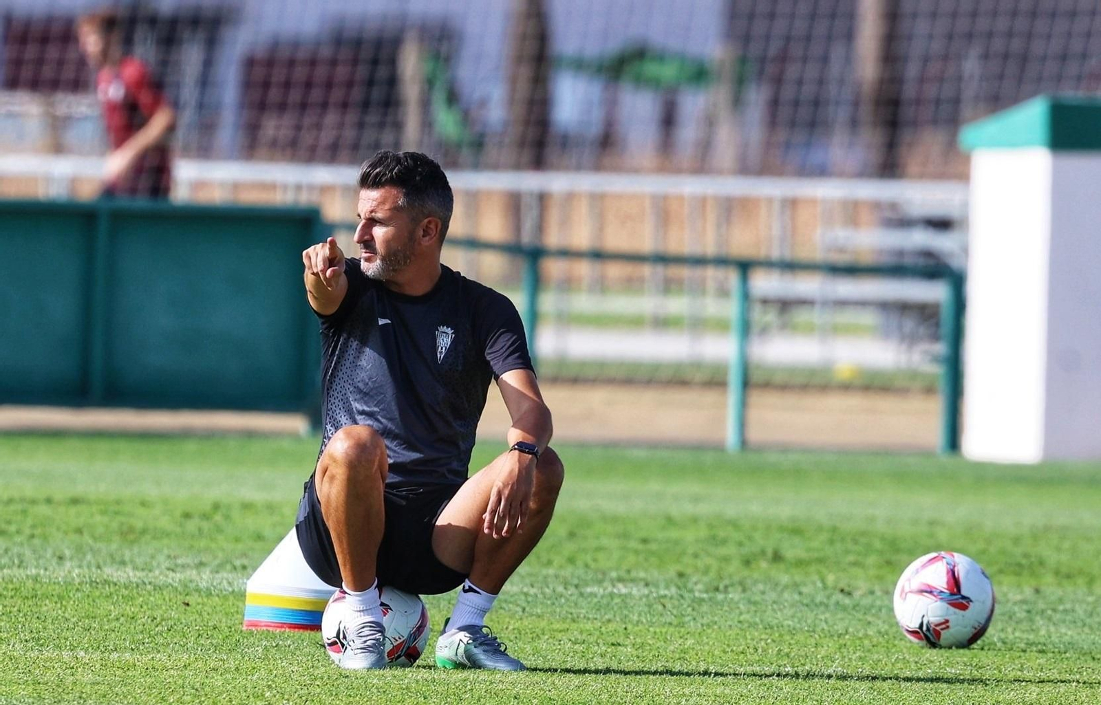 Iván Ania da órdenes a su plantilla durante un entrenamiento.
