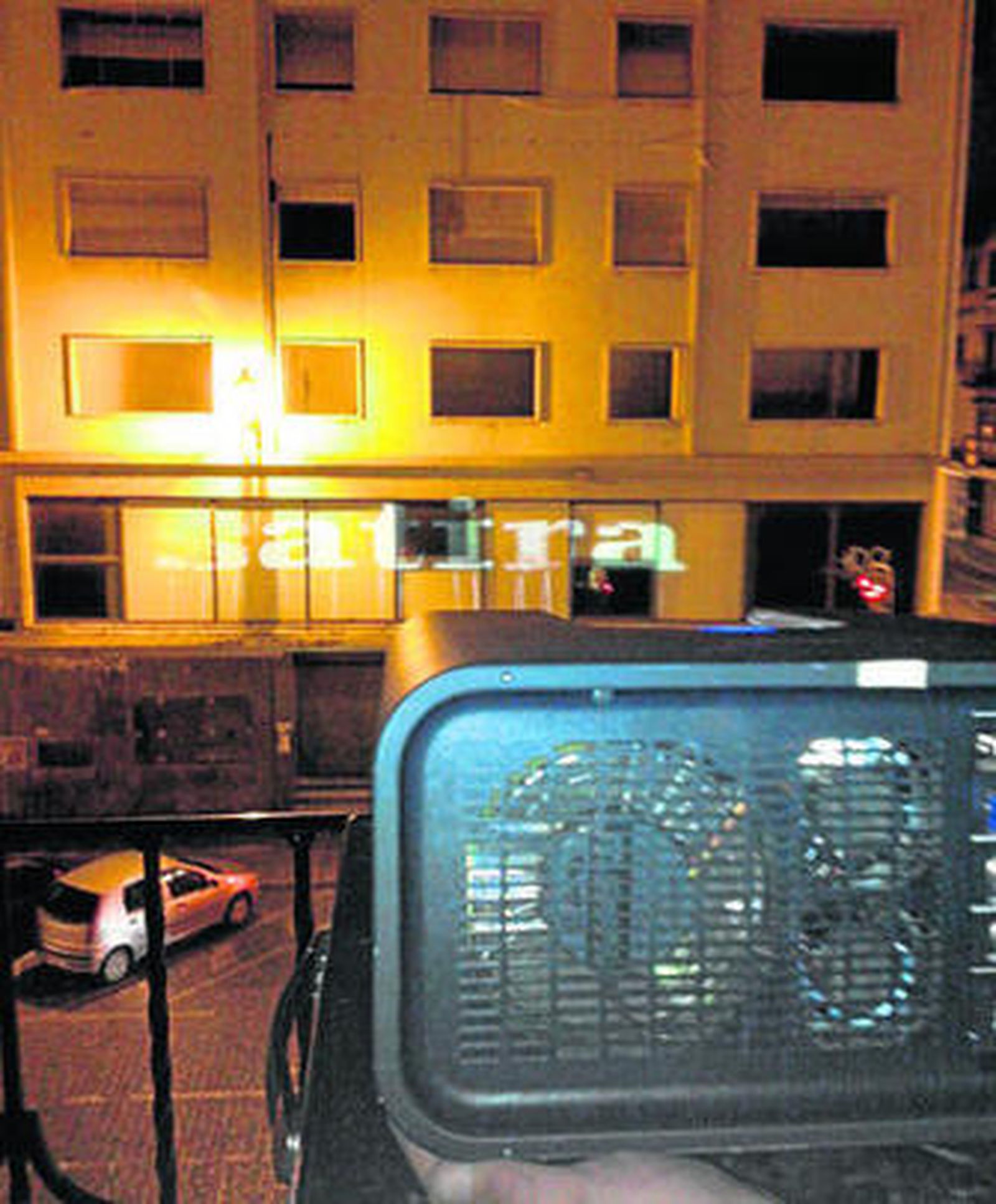 Un proyector reflejará esta noche en la fachada del cine sus letras.