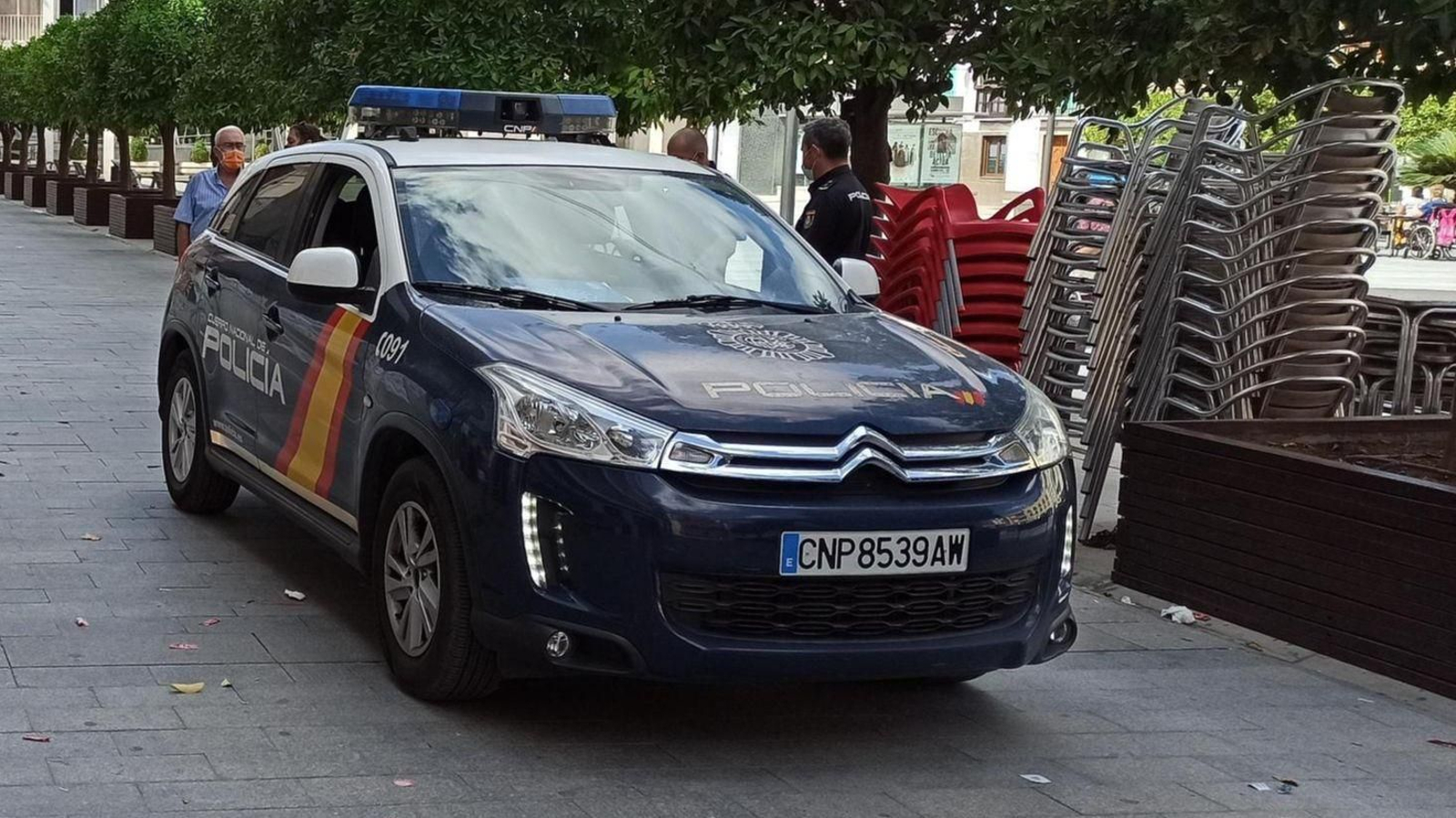Un coche de la Policía Nacional en Lucena.