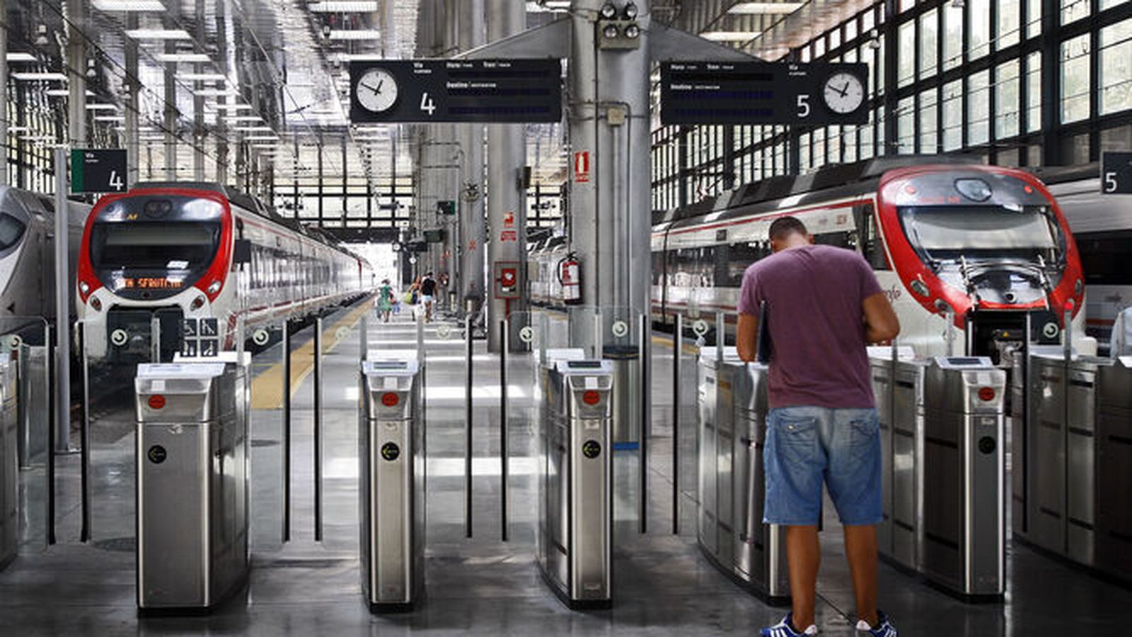Un pasajero trata de acceder a los andenes del Cercanías de Cádiz