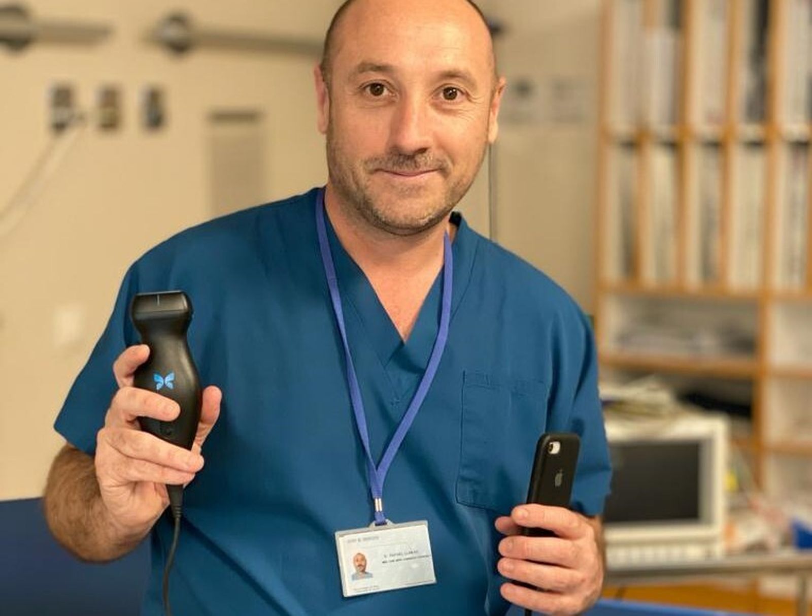 El médico de Urgencias Rafael Llamas muestra el nuevo ecógrafo.