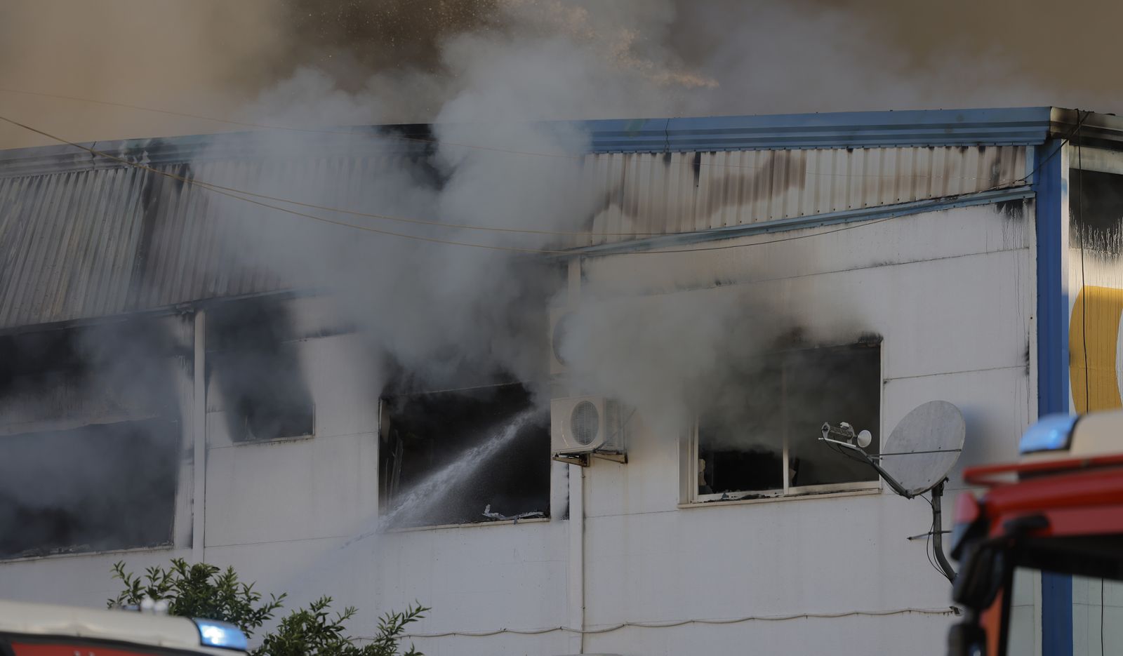 Las fotos del incendio de la fábrica de pinturas