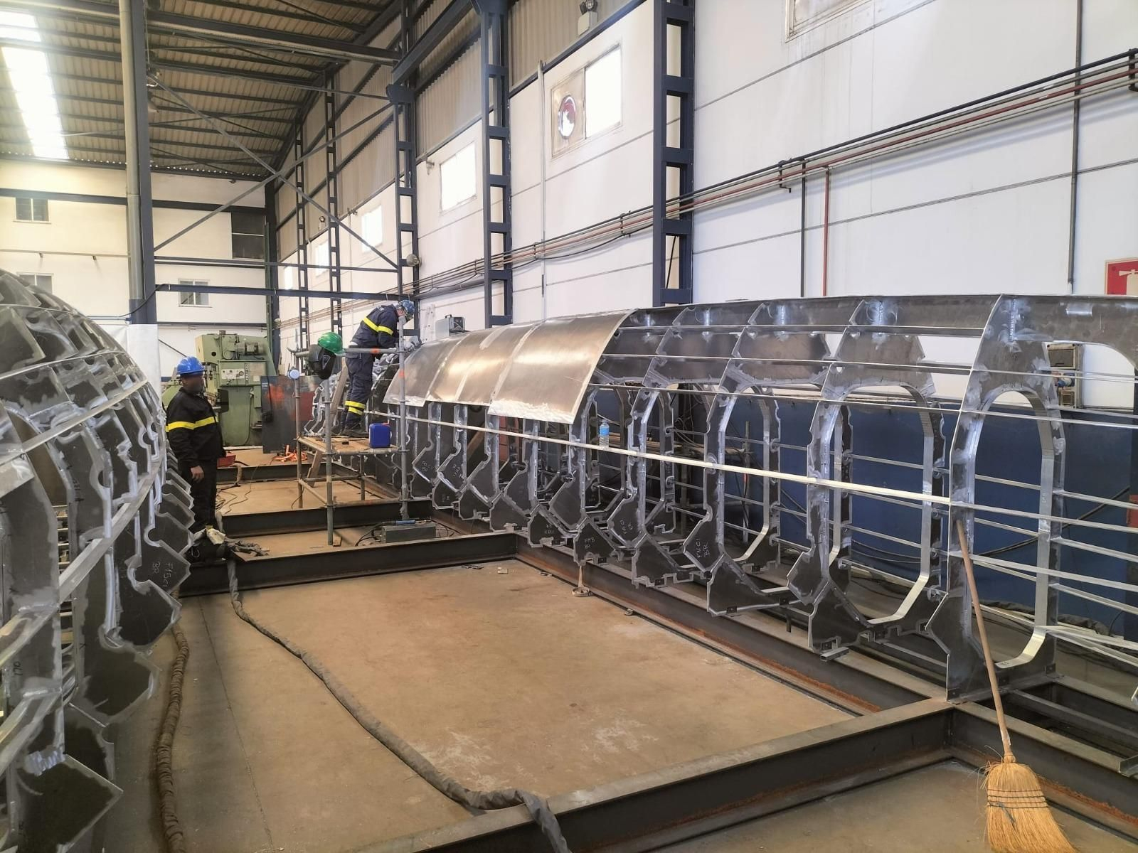 Trabajos en el catamarán de aluminio que culmar construye para el Ayuntamiento de Palamós.