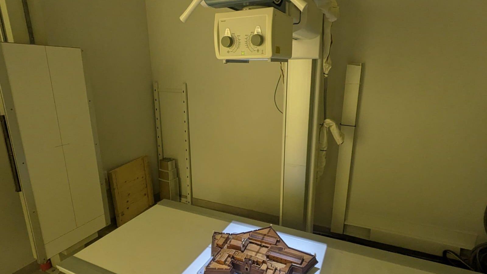 La radiografías realizadas en el hospital HLA La Salud a las piezas de la maqueta de Cádiz.