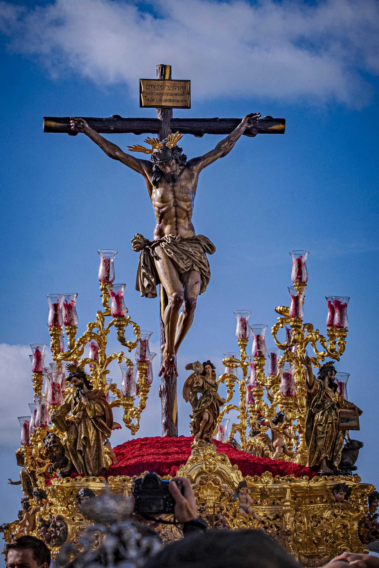 Las imágenes del traslado de La Palma a su templo después de refugiarse en Catedral por la lluvia