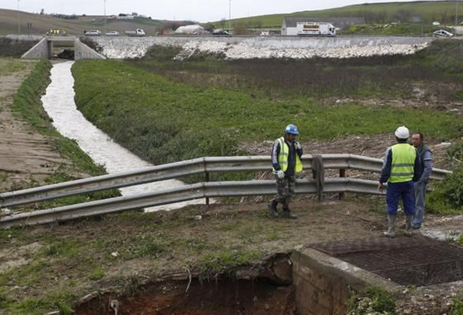 Los trabajadores construyen un muro de contención en el arroyo Argamasilla para prevenir un nuevo desbordamiento con las fuertes lluvias. 

Foto: Antonio Pizarro